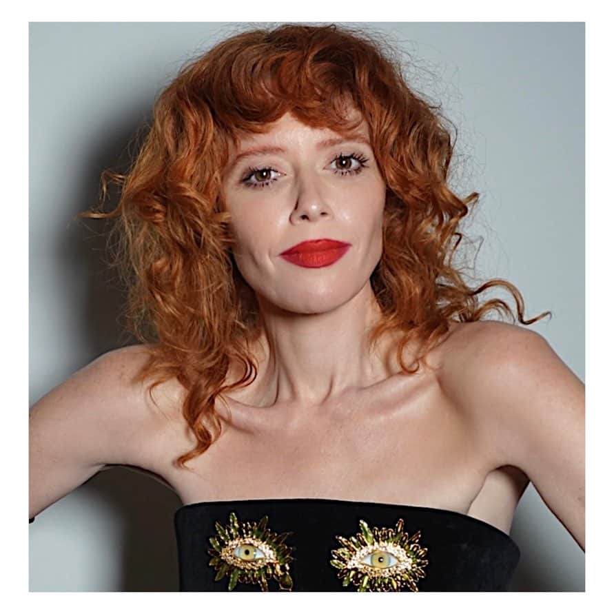 JO BAKERさんのインスタグラム写真 - (JO BAKERInstagram)「N A T A S H A • L Y O N N E 🇺🇸 Spidery lash + scarlet lip on #natashalyonne in @schiaparelli 💥‼️ Hair @vernonfrancois  Makeup and photo by me #jobakermakeupartist using  #skincare @furtunaskin with @monikablunderbeauty #blundercover  Eyes #triplethreat 360 eye primer with #tarantulash #mascara @bakeupbeauty  Lips #velvetmorning + #velvetribbon my favs @lisaeldridgemakeup 💥‼️  #makeup #makeupoftheday #makeupartist #makeupartistsworldwide #natashalyonneedit #natashalyonnefans #fashion #beauty #makeuplover #makeupaddict #style #makeupideas #makeupover40 #lashes #redlips #redlip #lipstick #eyes #bestmascaraintheworld ‼️」10月16日 20時01分 - missjobaker