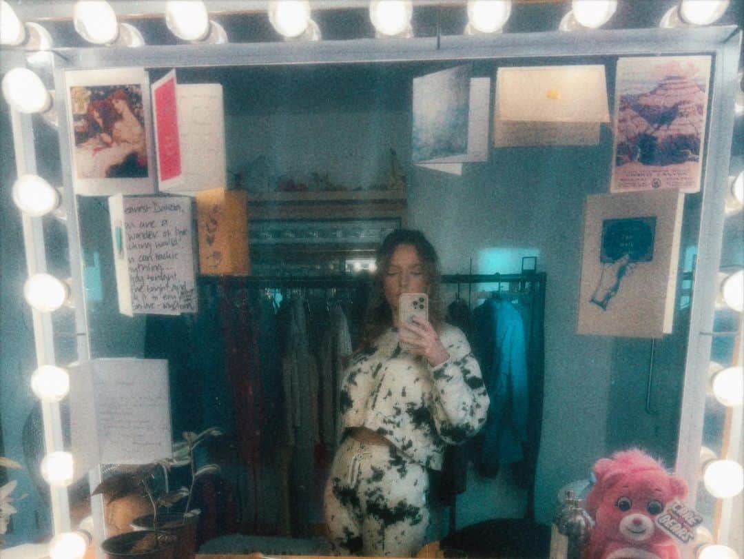 ダコタ・ブルー・リチャーズのインスタグラム：「Anthropology, you were fun.」