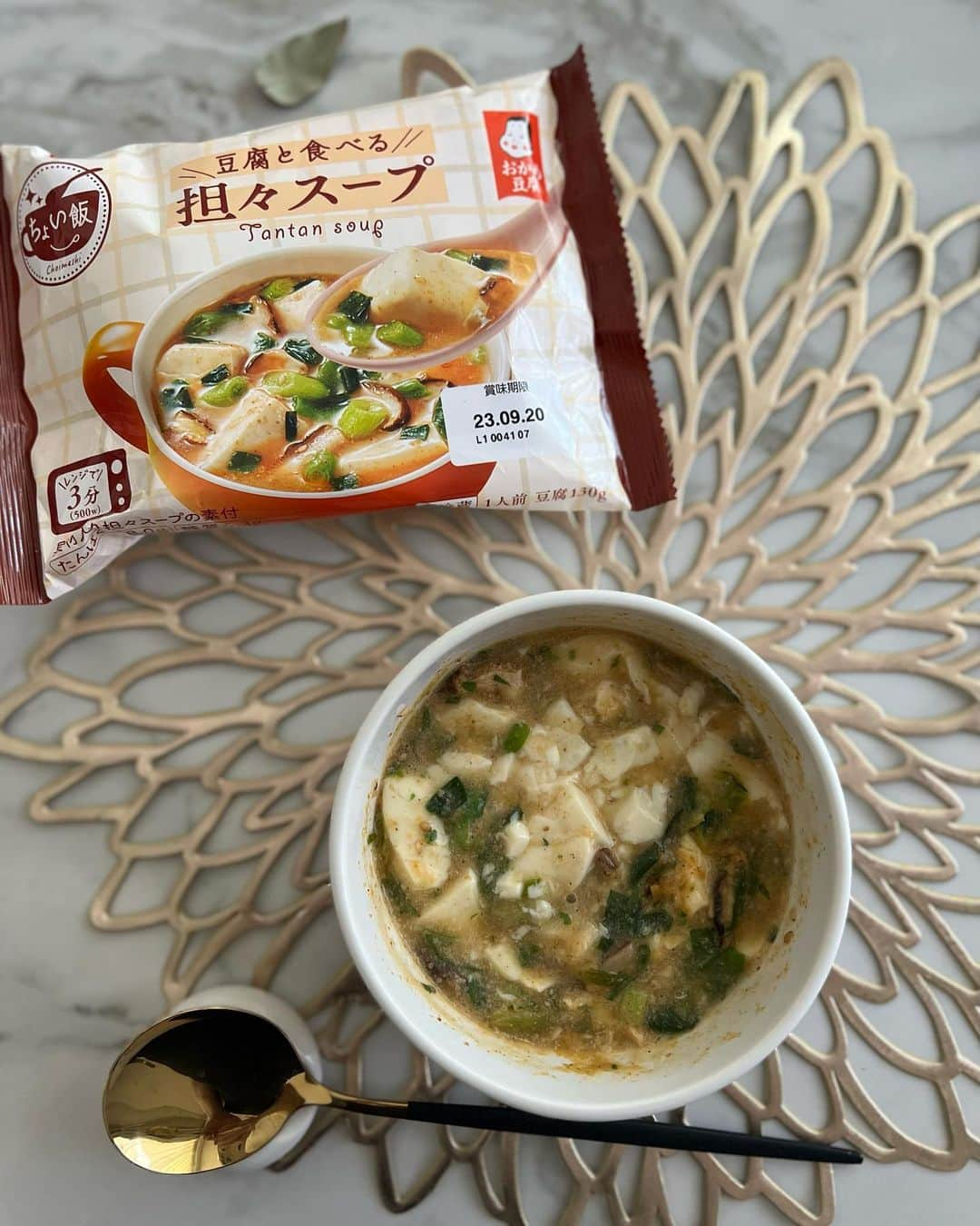 垰智子のインスタグラム：「何かちょっと食べたい🥣って時に レンジで3分出来上がりのちょい飯🫕 . お豆腐とスープの素を合わせてチンするだけでヘンシーでタンパク質がとれるから、私は、ジム前後の小腹が空いた時のタンパク質補給として食べたりしてるよ🤍 . ダイエット中の人やお酒のお供にも 簡単に出来るからオススメ🥰 . スープの味も3 種バリエーションがあって、とろみ野菜・クラムチャウダー・担々スープと気分に合わせてチョイス出来るところもいいよね🫕✨ . ちょい飯は、東北・関東・甲信越・静岡のスーパーマーケットで発売されてるからぜひ気になる人はチェックしてみてね😊 . . #PR #レンジで3 分かんたん満足、ちょい飯豆腐 #レンジで3 分簡単ヘルシー、ちょい飯豆腐 #レンジで3 分たんぱく補給、ちょい飯豆腐 #タカノフーズ #おかめ豆腐 #ちょい飯 #healthyfood #豆腐 #時短 #簡単 #food #dietfood #ヘルシーフード」