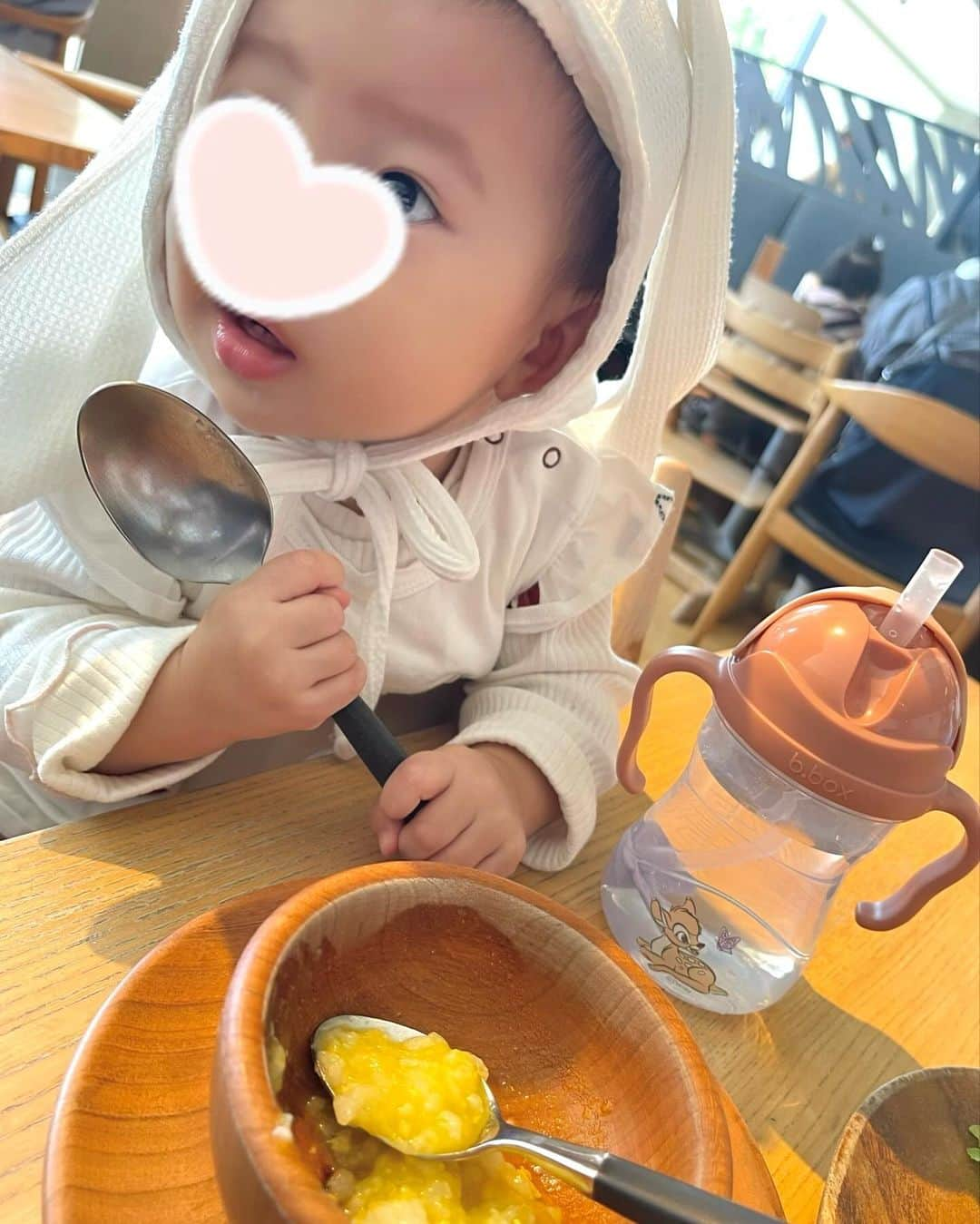 りえのインスタグラム：「最近の次女さんの必需品👶🏻🩷 ビーボックスのストローマグ🦌✨  お家でもお外でも必要不可欠！ どんな角度でも、漏れないし 特殊なストローでどの角度でも中身がしっかり飲めるの👏🏼  次女は普通のストローだとまだ難しいのか吸うことができないんだけど、ビーボックスのストローなら飲めるのよね🤔  ディズニーデザインで可愛いし、次女も自分で持って飲めるから 欠かせないアイテムになった🌼  #女の子ベビー#ベビーグッズ#育児グッズ#離乳食グッズ  #ビーボックス #bbox #bboxfamily #PR #ビーボックスのシッピーカップ #ストローマグ」