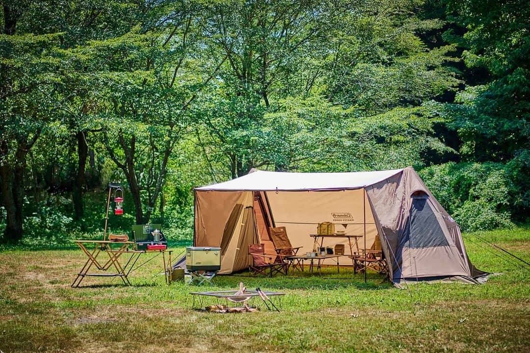 Coleman Japanのインスタグラム：「【マスターシリーズ 大型シェルター🌟】  コールマンの最高峰モデル「マスターシリーズ」から、大型シェルターの「ツインクリフ」が登場👏  ゆとりある空間で優雅にくつろげるシンプル構造の2ポール型のシェルターは、付属のフロントウォールやサポートポール、別売りのキャノピーポールを活用することで、シーンや人数に合わせて最適なスタイルに張り方をアレンジすることができます😉  ---  ＼マスターシリーズキャンペーン！／  今なら、コールマン公式オンラインショップとコールマン 昭島アウトドアヴィレッジ店 にて対象のマスターシリーズの２ルームテントやシェルターをご購入いただくと、先着でマスターシリーズのファニチャーをプレゼント！  期間：2023年10月10日(火)～10月31日(火) ※景品なくなり次第終了  ・  #灯そうColeman #灯そうコールマン #灯そう #Coleman #コールマン #Camp #キャンプ #Outdoor #アウトドア #Tent #テント #コールマンテント #ファミリーキャンプ #マスターシリーズ #MASTERSERIES #ツインクリフ #シェルター」