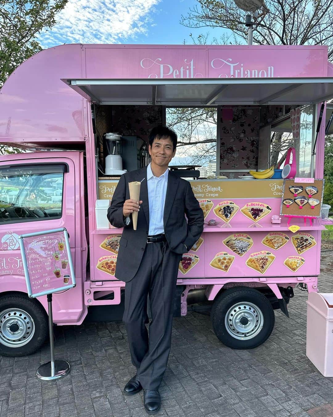 のインスタグラム：「🚨トクレポ（トクメイ！レポート）  #沢村一樹 さん、 スタンバイ中のひと幕 スマートすぎます✨  このかわいいクレープ屋さん 実は湯川の… ⬇️⬇️⬇️で確認👀  #トクメイ #今夜10時スタート⏰  スタートまで、あと2️⃣時間‼️」