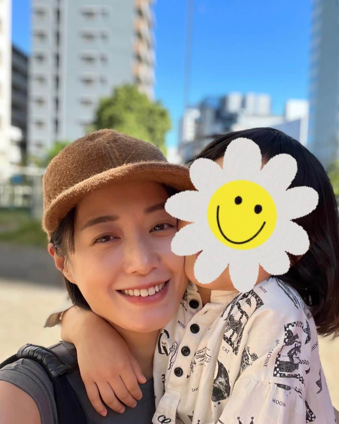 八木麻紗子さんのインスタグラム写真 - (八木麻紗子Instagram)「. 金木犀の香りがしたら、すぅーっと深呼吸しています。  きょうは仕事が休みのため、娘とお出かけ。 週末行われた保育園の運動会の話などしながら、 行ってみたかった公園ですべり台とブランコをたっぷり！  日差しが強くて、午後は上着もいらないくらい。 小学校の授業が終わった息子と合流して、 2人のインフルエンザ予防接種(2回目)を済ませ、 アイスクリームを食べて帰ってきました🍨  寒暖差が大きくて、着るものに悩んでしまいますね。  #休日の過ごし方 #公園行ったり病院行ったり #なんだか忙しなく過ごしていたけど #リフレッシュできました #金木犀 #キンモクセイ」10月16日 20時00分 - yagi_masako