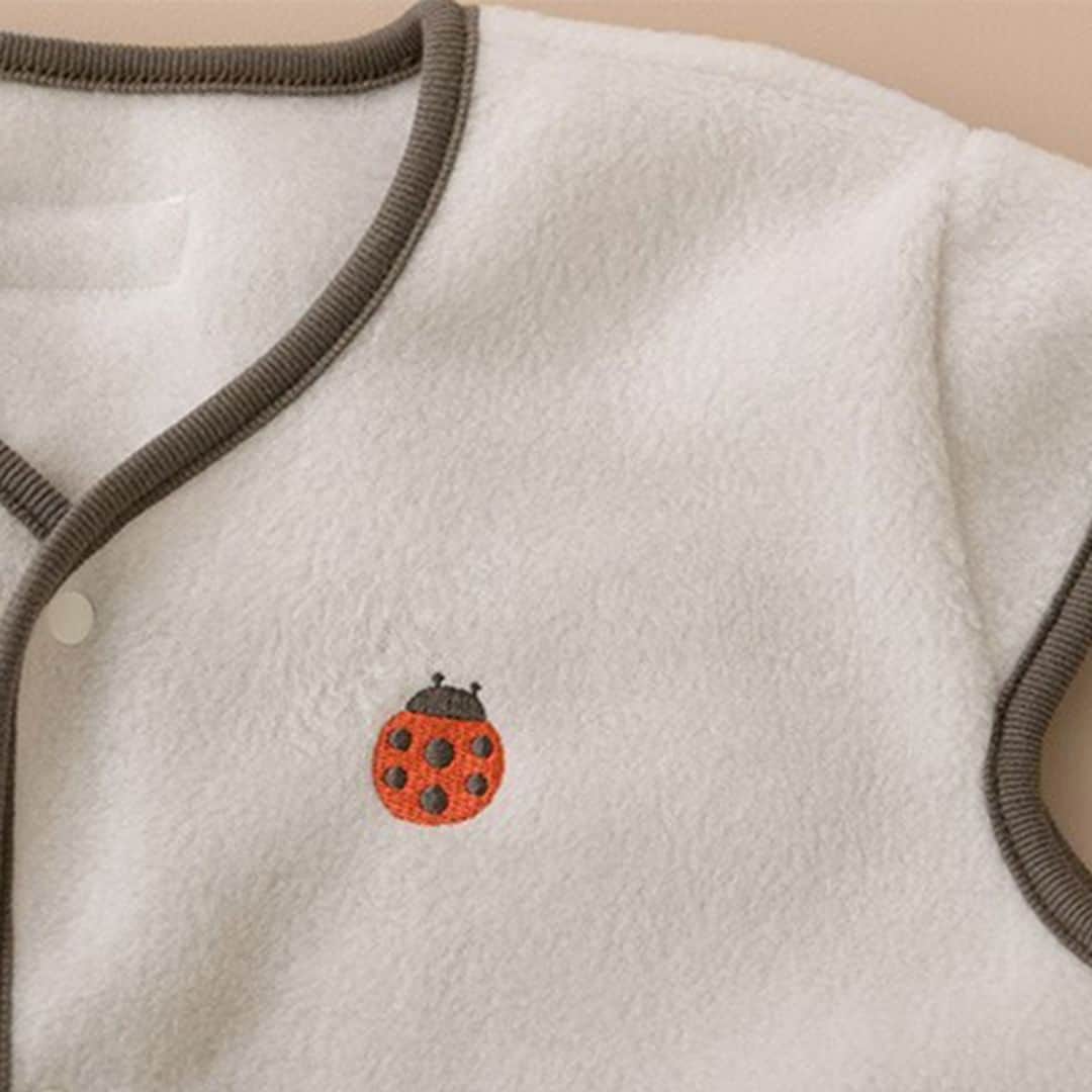 キナリノさんのインスタグラム写真 - (キナリノInstagram)「胸元の刺繍がかわいい🐞 パフスリーブスリーパー  －－－－－－－－－  夜はだいぶ気温が下がってきたので、 寝相の悪いお子さんは 寝冷えが心配になりますよね🌙  こちらは、こどもと暮らしと インフルエンサーkinakoさんとの コラボレーションアイテム。  胸部分のてんとう虫やミモザの刺繍が かわいい、限定スリーパーです✨  ママもこどもも安心の日本製で、 肌触りがふわふわと心地よく、動きやすい◎ 暖かいフリース素材で、寝冷え対策もばっちりです👌🏻 着脱もスナップボタンで簡単ですよ！  洗濯機で洗えて毛玉ができにくいのも うれしいポイント😌  サイズ違いで兄弟でお揃いにするのもいいですね♪ 出産祝いのギフトにもぜひどうぞ🎁  －－－－－－－－－  こどもと暮らし｜フリースパフスリーブ　スリーパー https://kinarino-mall.jp/item-129863  －－－－－－－－－  ▶画像をタップすると詳細情報をご覧いただけます。  ▶プロフィールの「インスタ掲載」ボタンから、ご紹介 商品をまとめてご覧いただけます。→@kinarino_official  ▶キナリノアプリでも販売中！ 「お買いもの」→「インスタグラム掲載アイテム」 　 ※ダウンロードはプロフィールリンクから→ @kinarino_official  #キナリノモール #キナリノ #丁寧な暮らし #暮らし #こどもと暮らし #スリーパー #フリーススリーパー #キッズ用品 #子供服 #子供用品 #育児グッズ #ベビー用品 #ベビーグッズ #出産祝い #ベビー服 #ベビーギフト #キッズアイテム #子供がいる暮らし #babygoods #kidsfashion #kidsgood #gift」10月16日 20時00分 - kinarino_official