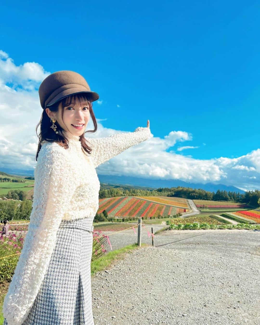 渚志帆のインスタグラム：「６年ぶりに北海道へ臨場！  美瑛中心に木巡り花巡り🌲💫 自然な素敵すぎてもうその辺の草食べて生きていけそうな勢いで感銘受けました🥹  自然ってすばらすぃ🕊️」