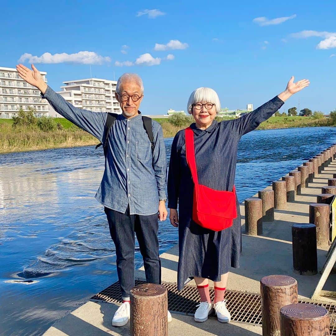 bon ponさんのインスタグラム写真 - (bon ponInstagram)「爽やかな秋空の下、久しぶりに広瀬川の河川敷を歩いてきました🚶‍♂️🚶‍♀️  川面を吹き渡る風がとても心地良かったです😊😊  ニャンコものんびりお散歩していました🐈‍⬛  住宅街を歩いていると其処此処から芳しい金木犀の香りが漂ってきました🥰  IKEAに寄って¥50ソフトクリームを食べてひと休み🍦 季節限定のフレーバーは梨でした。さっぱりとしてとても美味しかったです😋😋 ＊ ＊ デニムコーデ💙💙❤️ bon ・シャツ(workman+) ・ジーンズ(Sunny Clouds) pon ・ワンピース(Sunny Clouds) ・バッグ(ブティック社コラボ) ＊ ＊ #広瀬川散歩 #夫婦 #60代 #ファッション #コーディネート #リンクコーデ #夫婦コーデ #グレイヘア #白髪 #共白髪 #couple #over60 #fashion #coordinate #instagramjapan #greyhair #grayhair #bonpon #bonpon511」10月16日 20時00分 - bonpon511