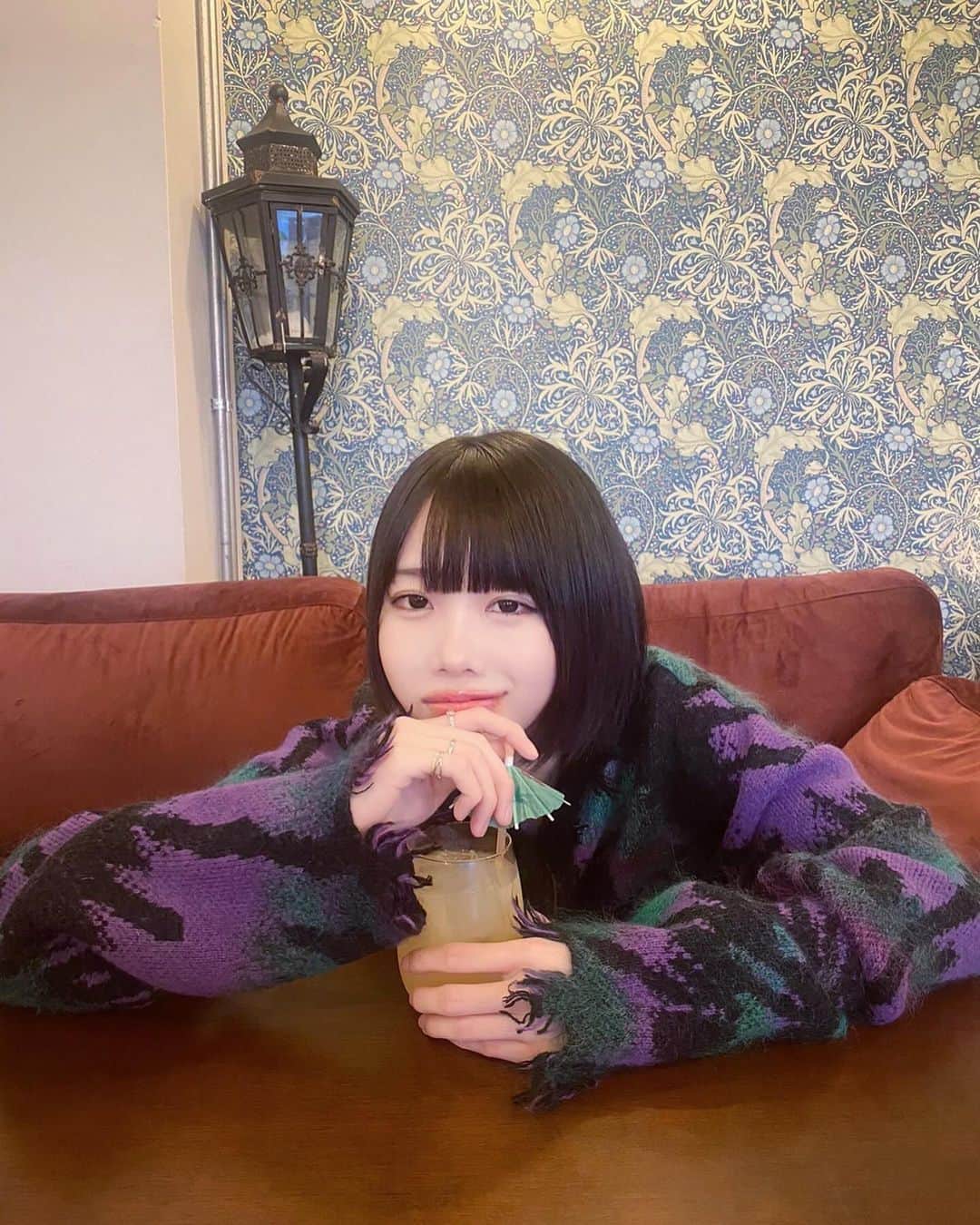のインスタグラム：「お仕事中だったけどカメラセッティングの隙を狙ってマネージャーさんと優雅ごっこできた。なんか傘みたいなのついてて優雅ちっく。」