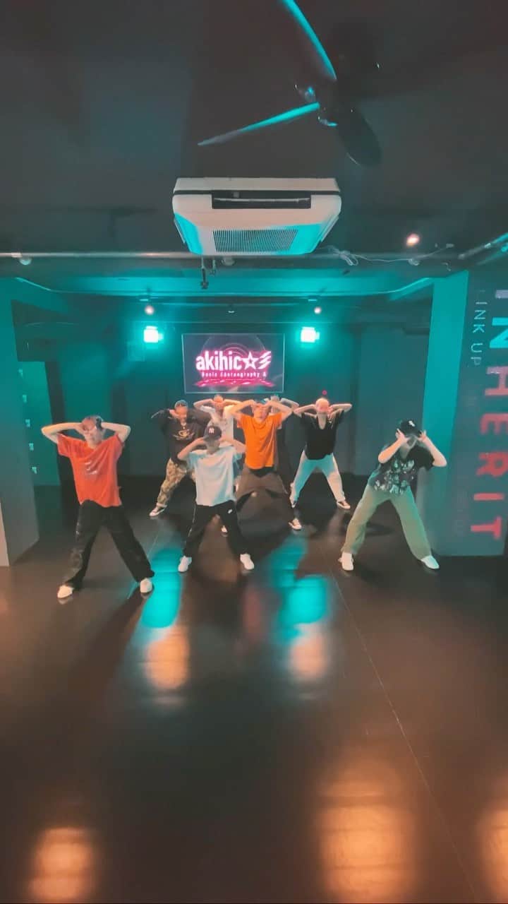 akihicのインスタグラム：「ー Basic Steps ー  STUDIO ∟@studioinherit   MUSIC ∟Mario P. Amigo - Fuck va pimpshooz  腰は常に右打ちをキープしながら踊る練習🔥  #studioinherit #tokyo #shibuya #akihicoclass #dance #litefeet #basicsteps #lesson #music」