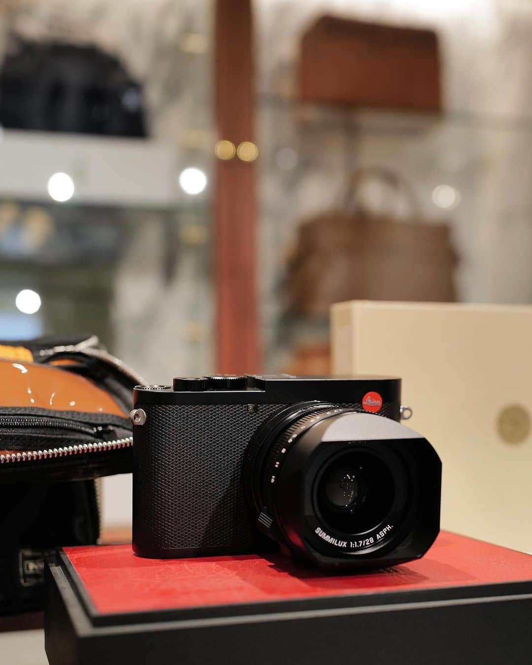 吉田カバン 表参道のインスタグラム：「⁡ 「Leica Q2」 ⁡ PORTER flagshipstoreでは創業100年を超えるドイツのカメラメーカー「Leica（ライカ）」を展開しています。 ⁡ 世界中で愛されるLeicaは、手作業で丁寧につくり上げた確かな品質と信頼を備えたカメラを世に送り出してきました。 ⁡ Leica Q2は"Leica Q"の卓越したカメラ性能と時代に左右されない洗練されたデザインを受け継ぐ、Qシリーズの次世代モデルです。 ⁡ 同クラスのカメラでは唯一、ほこりや水滴の侵入を防ぐ保護シーリングを施しており、天候を気にせず撮影をお楽しみいただけます。 ⁡ ぜひ、店頭でご覧ください。 ⁡ ・Leica Q2 BLACK ￥825,000-（tax included） ⁡ ※こちらの写真はLeica Q2を使用して撮影しています。 ※PORTER flagshipstoreはライカカメラジャパン(株)の正規取扱店です。 ※PORTER OSAKAではお取扱がございません。 　 #porterflagshipstore #omotesando #tokyo #吉田カバン #ポーター」