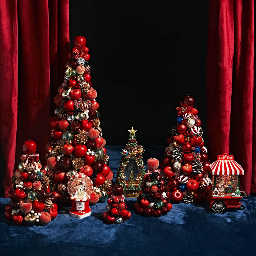 Afternoon Teaのインスタグラム：「クリスマスツリーを飾ろう！ 🎄🎄10/18発売START🎄🎄  クリスマス仕様にお部屋を飾り付ける楽しいひととき。 今年のリビングのクリスマスツリーは、 移動遊園地のイメージにあわせた にぎやかで楽しげなデザイン。 りんごモチーフのクリスマスツリーで クリスマス気分を盛り上げます。  置く場所に合わせて選べる5種類のサイズのツリーと、 LEDライトで光る観覧車やキャンディマシーンのアイテムがラインアップします。  プロフィールのハイライト「LIVINGクリスマス」で 最新情報も随時更新！ぜひチェックしてくださいね🎄🎅  ------------------------------  Afternoon Tea公式アカウントでは 季節のメニューや雑貨の情報を日々発信しています。 ぜひフォローしてください！ @afternoontea_official  ------------------------------  #AfternoonTea #AfternoonTeaLIVING #アフタヌーンティー #アフタヌーンティーリビング #アフタヌーンティーのある暮らし #ナタリーレテ #クリスマス #クリスマスギフト #クリスマスツリー #コラボレーション #オーナメント」