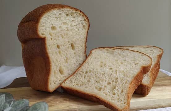 FRaUさんのインスタグラム写真 - (FRaUInstagram)「「食べた瞬間に今年No.1食パンに輝いた」国内外で10000個以上のパンを食べてきた #パン野ゆり さんが感動した #食パン は、今年4月にオープンした「 #siro」のもの。南青山の名店デュヌ・ラルテ出身のオーナーシェフ #後藤一哉 さんが手掛けている新店です。  バターたっぷりのリッチなブリオッシュ生地の食パン「ブール」は、卵不使用で、小麦に対してバターを40%配合。加水率95%以上かつ、独自の湯種製法で生地を仕込んでいるため、エアリーで柔らかい🫧口溶けのいい生地に仕上がっています。  そのまま食べると秀逸な食感を堪能できますが、トーストして食べるのも🙆‍♀️香りが引き立ち、また違った美味しさがあります😋  📍東京都三鷹市下連雀3-37-28  #パン #パン屋 #パンスタグラム #三鷹 #三鷹グルメ #frau #bakery」10月16日 19時55分 - fraumagazine