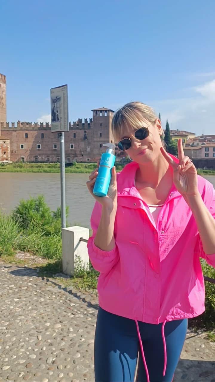 フェデリカ・ペレグリニのインスタグラム：「Abbiamo sviluppato i nostri prodotti partendo da una domanda: di cosa hanno bisogno le persone che conducono uno stile di vita attivo? 💪  La nostra risposta è stata… 🌿 Skincare ricca di ingredienti naturali 🧡 Nutriente e lenitiva per le pelli più stressate 💯 Facile da usare, supportata da formule brevettate  Provala in esclusiva da @douglasitalia!  E tu, come usi nella tua vita super attiva i prodotti FIT.FE BY FEDE?  #fitfebyfede #activelifestyle #activeskincare #skincare #curadelcorpo #curadise」