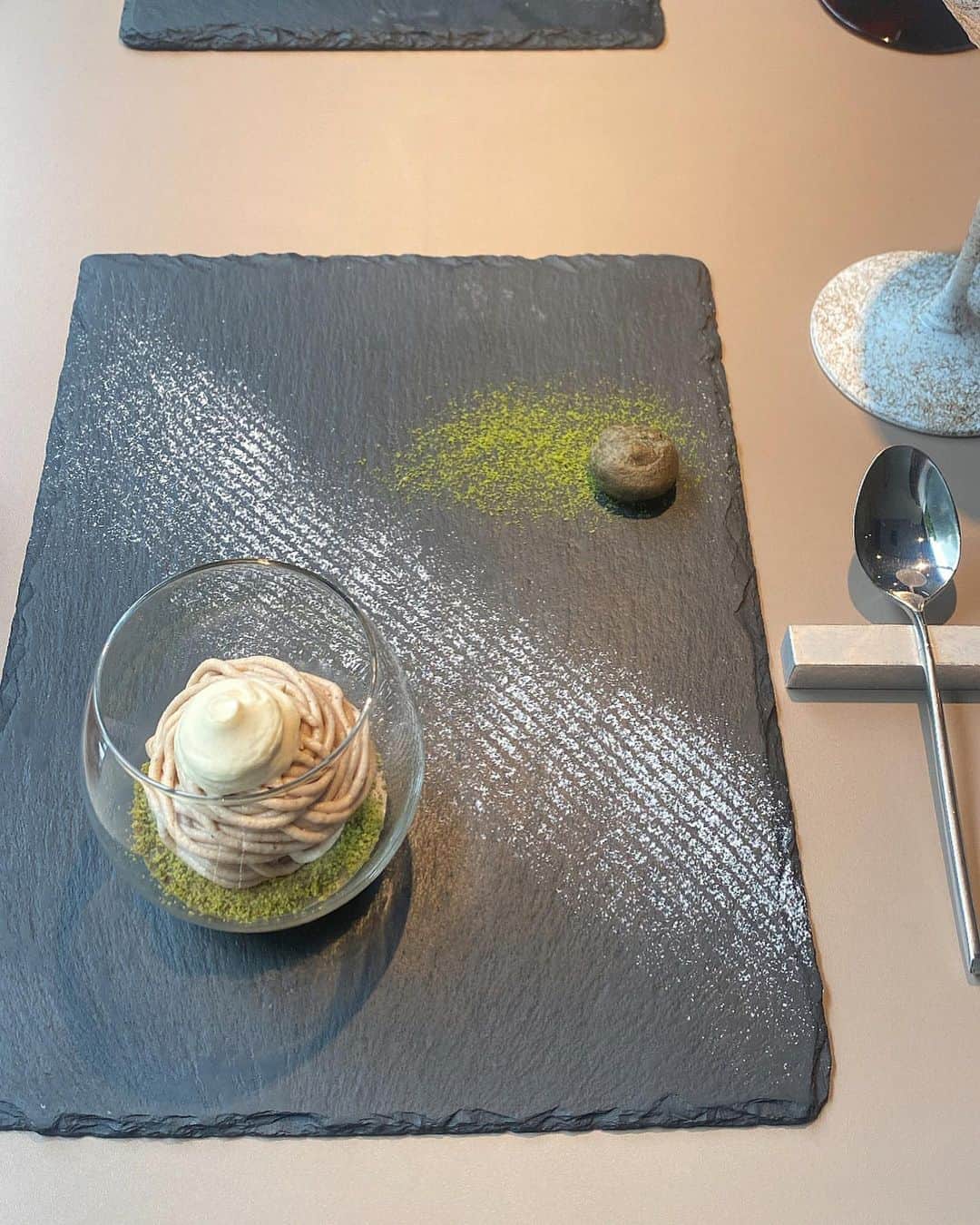 のインスタグラム：「秋は美味しいものたくさんで嬉しいな〜〜🥢🍂 栗とお芋とお魚...🐟🍠🌰✨✨ できるだけ沢山食べよ〜と  これは京都に行った時食べたやつ🥱♡」