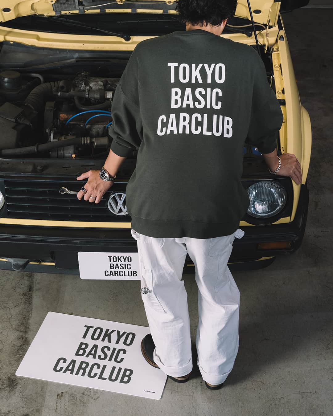 フリークスストアさんのインスタグラム写真 - (フリークスストアInstagram)「-tokyo basic car club × FREAK'S STORE-  若者を中心に新たなカーライフ・カルチャーを発信する「tokyo basic car club」とFREAK'S STOREがコラボレーション。 シンプルなスウェットをはじめ、スローケットや椅子としても使用できるペール缶など、カーライフにもフォーカスをあてた、充実のラインナップに。  ◆販売開始日 2023年10月13日(金)より予約販売開始 ※商品によってお届け時期が異なります。詳しくはDaytona Park内の商品ページをご覧ください。  #freaksstore #フリークスストア #freaksstore23fw #freaksstoreofficial #freaksstore_men」10月16日 20時01分 - freaksstore_official