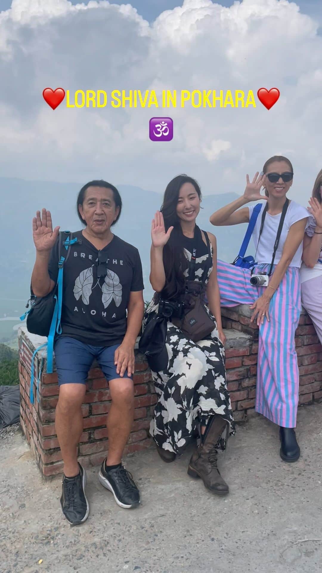 Ken Harakumaのインスタグラム：「ネパール🇳🇵ポカラ シバ神を訪ねて🙏🙏🙏 @international_yoga_center  @fumiinaa_yoga  @erika_ikeda_moka  @u_ka_music  @keicoyoga  @megmemi212 @rie_in_sz  @naoko9861  @mr._.shanti  @kumamamami」
