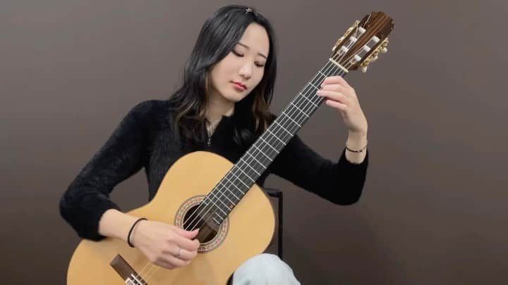 猪居亜美のインスタグラム：「Jongo / Paulo Bellinati  #classicalguitar#guitar##guitarist#jongo#クラシックギター#クラシックギタリスト#fingerstyle#sologuitar」