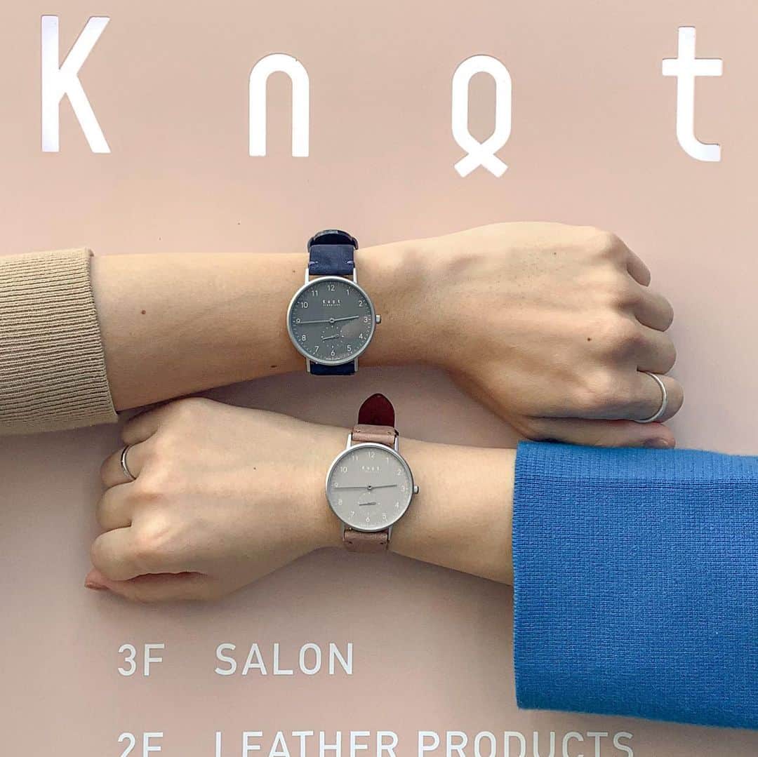 Maker's Watch Knotさんのインスタグラム写真 - (Maker's Watch KnotInstagram)「.  本日は京都ギャラリーショップへ ご来店いただきありがとうございます♪  とてもおしゃれな美男美女のお二人👫🏼 以前から彼女様がKnotご存知頂けていたようで 今回はペアで購入いただきました◎  スモールセコンドのアラビックインデックスは マットなニュアンスカラーの文字板で 洋服などにも合わせやすいので、 是非色んなカスタマイズ楽しんで頂ければと思います☺️  またお二人で遊びに来てください🙋🏼‍♂️  秋冬の服に合わせての カスタマイズ楽しいですよね⭐️ 皆さんも是非店頭でお試しください🙋🏼‍♂️  ◾️男性👦🏻 時計:スモールセコンドアラビック（CS-36ASVGR） ストラップ:ヌバックレザー（NU-18NV） バックル:EB-18SV  ◾️女性👩🏻 時計:スモールセコンドアラビック（CS-36ASVBE） ストラップ:ヌバックレザー（NU-16BR） バックル:EB-16SV  #knotwatch  #watch #wristwatch#madeinjapan #ノット  #時計 #腕時計  #国産時計  #カスタムオーダー  #京都  #kyoto  #河原町#kawaramachi  #三条 #sanjyo #kyotojapan #京都観光　#kyototrip #kyototravel  #japantravel  #japantrip #손목시계  #手表　#手錶　#맞춤형　#定制　#교토」10月16日 19時58分 - makers_watch_knot
