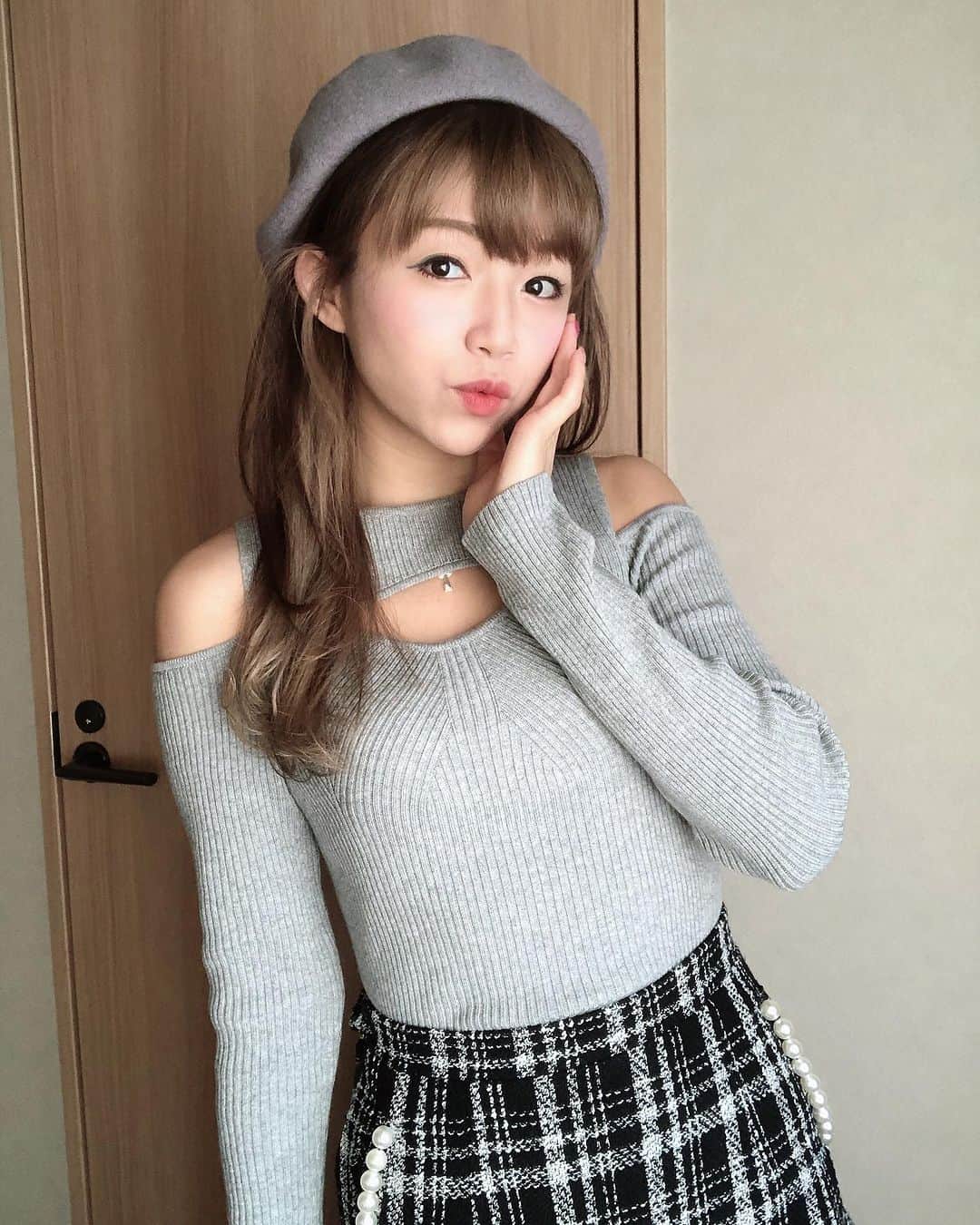Fleur Fleurさんのインスタグラム写真 - (Fleur FleurInstagram)「建議一套帶走🤣🥰🫶🏻🫶🏻🫶🏻 LP off shoulder top (grey / black mix) tocco check ruffles skirt ( white / bk)   針織上衣款勁靚呀，可以見肌😍❗️❗️❗️ 親埋小魚尾tweed skirt  高腰腰圍61 cm最多可以拉到72 cm 後面係半橡筋腰圍嚟㗎！ 推介推介✨✨✨ Tweed嘅質地好好非常之挺身  認真每件貨數量都唔多 賣完就冇🥹🥹😭 歡迎WhatsApp我哋查詢🫡 🌟🌟watsapp查詢熱線5572 9458🌟🌟  ［🇯🇵東京trip購買流程］ 歡迎截圖WhatsApp我哋查詢價錢 新作一律有八折優惠 購物滿港幣$2000可獲得Novelty Gift🎁 同埋免費順豐送貨服務📦✨!  香港同埋澳門客人都可以使用呢個優惠 全部新貨將於22號到貨✈️🫱🏻‍🫲🏼  23號即可寄貨🥳🥳🥳🙌🏻」10月16日 19時59分 - fleurfleurhk