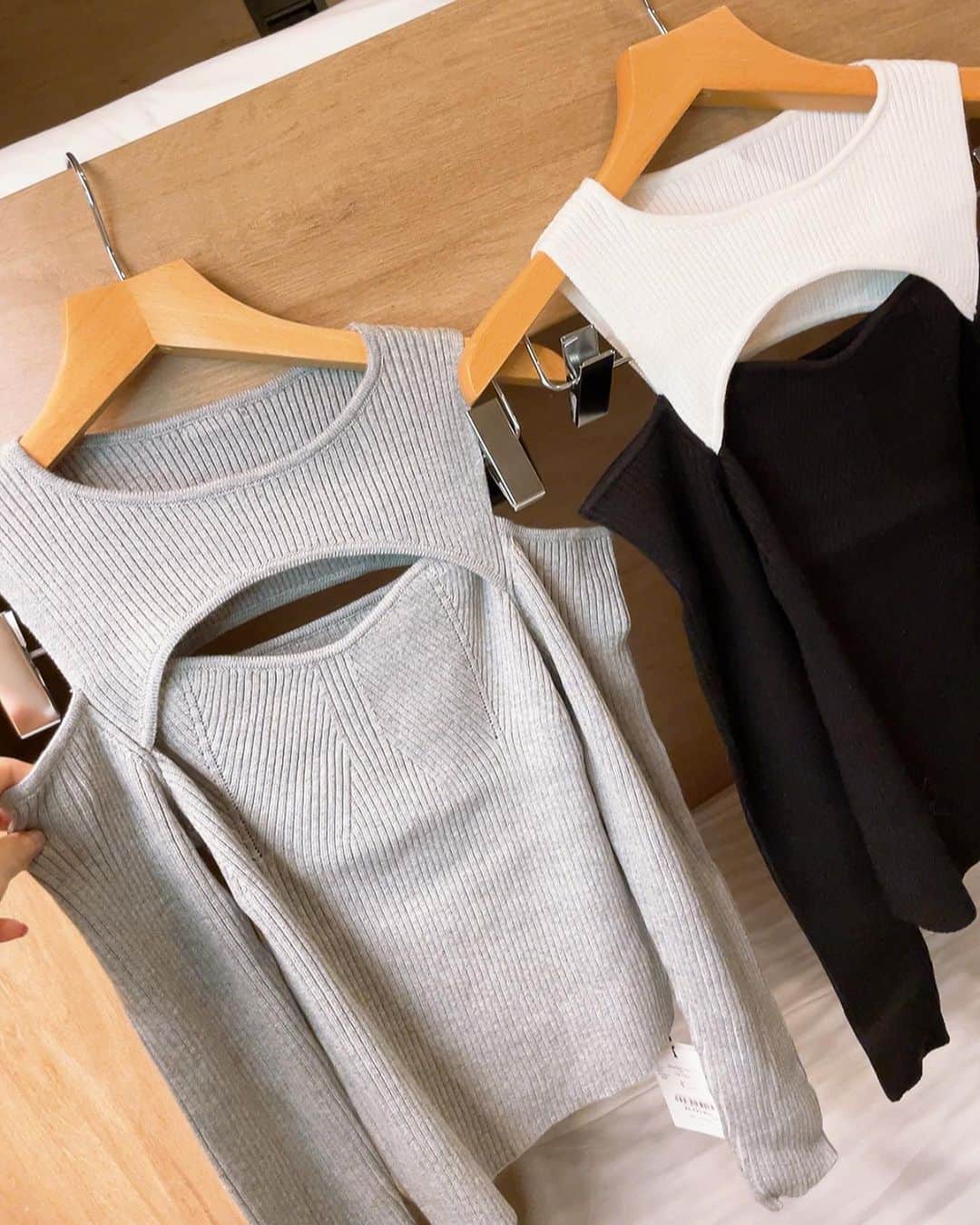 Fleur Fleurさんのインスタグラム写真 - (Fleur FleurInstagram)「建議一套帶走🤣🥰🫶🏻🫶🏻🫶🏻 LP off shoulder top (grey / black mix) tocco check ruffles skirt ( white / bk)   針織上衣款勁靚呀，可以見肌😍❗️❗️❗️ 親埋小魚尾tweed skirt  高腰腰圍61 cm最多可以拉到72 cm 後面係半橡筋腰圍嚟㗎！ 推介推介✨✨✨ Tweed嘅質地好好非常之挺身  認真每件貨數量都唔多 賣完就冇🥹🥹😭 歡迎WhatsApp我哋查詢🫡 🌟🌟watsapp查詢熱線5572 9458🌟🌟  ［🇯🇵東京trip購買流程］ 歡迎截圖WhatsApp我哋查詢價錢 新作一律有八折優惠 購物滿港幣$2000可獲得Novelty Gift🎁 同埋免費順豐送貨服務📦✨!  香港同埋澳門客人都可以使用呢個優惠 全部新貨將於22號到貨✈️🫱🏻‍🫲🏼  23號即可寄貨🥳🥳🥳🙌🏻」10月16日 19時59分 - fleurfleurhk