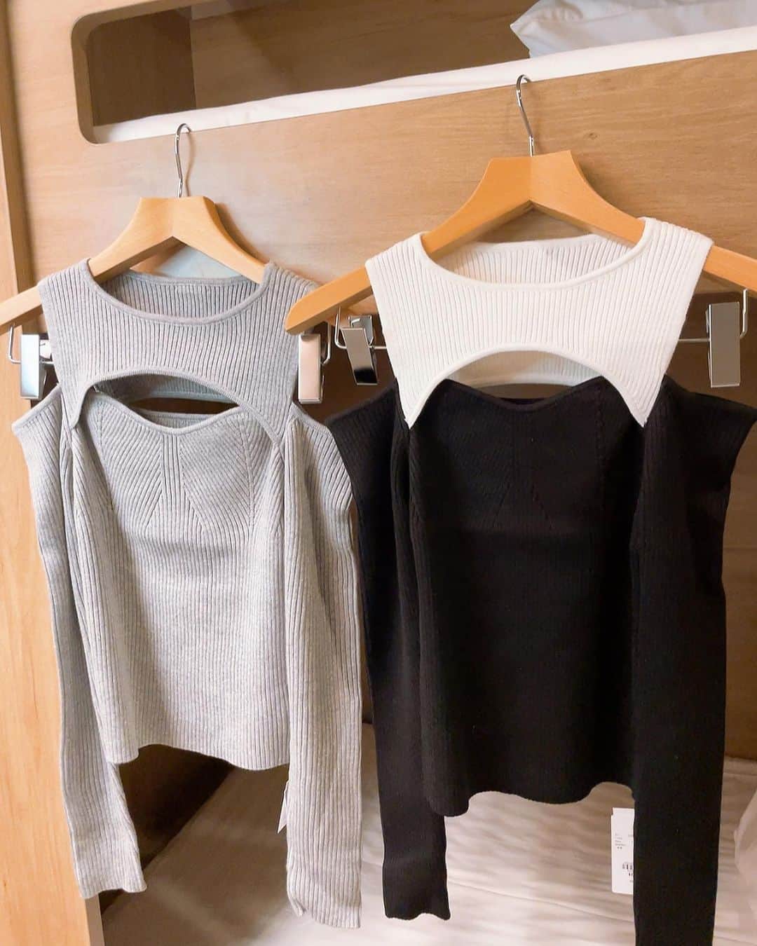 Fleur Fleurさんのインスタグラム写真 - (Fleur FleurInstagram)「建議一套帶走🤣🥰🫶🏻🫶🏻🫶🏻 LP off shoulder top (grey / black mix) tocco check ruffles skirt ( white / bk)   針織上衣款勁靚呀，可以見肌😍❗️❗️❗️ 親埋小魚尾tweed skirt  高腰腰圍61 cm最多可以拉到72 cm 後面係半橡筋腰圍嚟㗎！ 推介推介✨✨✨ Tweed嘅質地好好非常之挺身  認真每件貨數量都唔多 賣完就冇🥹🥹😭 歡迎WhatsApp我哋查詢🫡 🌟🌟watsapp查詢熱線5572 9458🌟🌟  ［🇯🇵東京trip購買流程］ 歡迎截圖WhatsApp我哋查詢價錢 新作一律有八折優惠 購物滿港幣$2000可獲得Novelty Gift🎁 同埋免費順豐送貨服務📦✨!  香港同埋澳門客人都可以使用呢個優惠 全部新貨將於22號到貨✈️🫱🏻‍🫲🏼  23號即可寄貨🥳🥳🥳🙌🏻」10月16日 19時59分 - fleurfleurhk