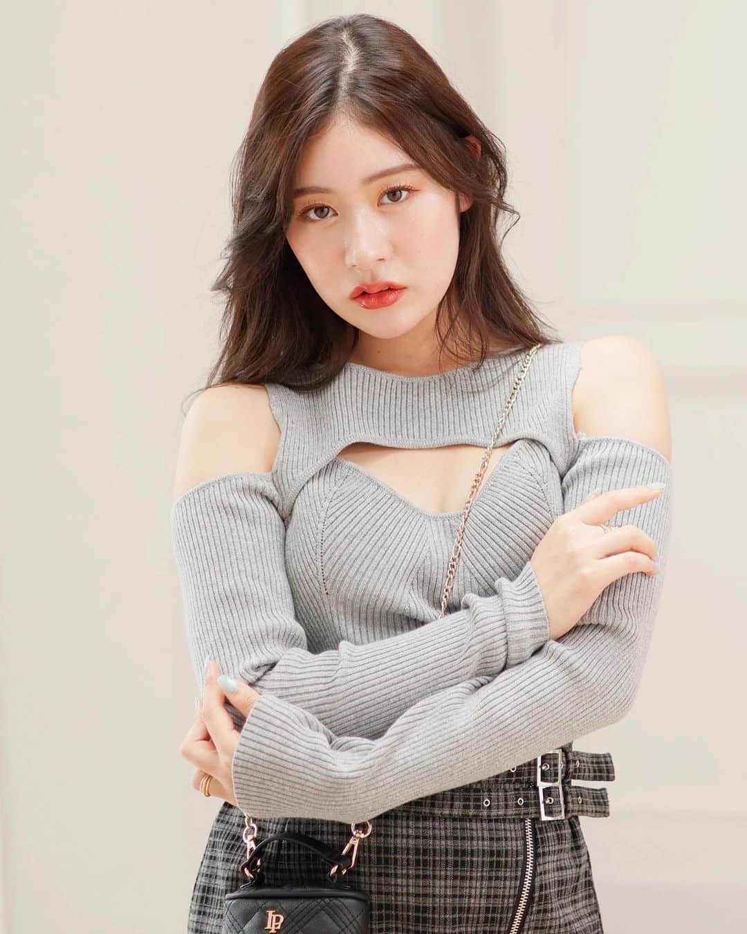 Fleur Fleurさんのインスタグラム写真 - (Fleur FleurInstagram)「建議一套帶走🤣🥰🫶🏻🫶🏻🫶🏻 LP off shoulder top (grey / black mix) tocco check ruffles skirt ( white / bk)   針織上衣款勁靚呀，可以見肌😍❗️❗️❗️ 親埋小魚尾tweed skirt  高腰腰圍61 cm最多可以拉到72 cm 後面係半橡筋腰圍嚟㗎！ 推介推介✨✨✨ Tweed嘅質地好好非常之挺身  認真每件貨數量都唔多 賣完就冇🥹🥹😭 歡迎WhatsApp我哋查詢🫡 🌟🌟watsapp查詢熱線5572 9458🌟🌟  ［🇯🇵東京trip購買流程］ 歡迎截圖WhatsApp我哋查詢價錢 新作一律有八折優惠 購物滿港幣$2000可獲得Novelty Gift🎁 同埋免費順豐送貨服務📦✨!  香港同埋澳門客人都可以使用呢個優惠 全部新貨將於22號到貨✈️🫱🏻‍🫲🏼  23號即可寄貨🥳🥳🥳🙌🏻」10月16日 19時59分 - fleurfleurhk