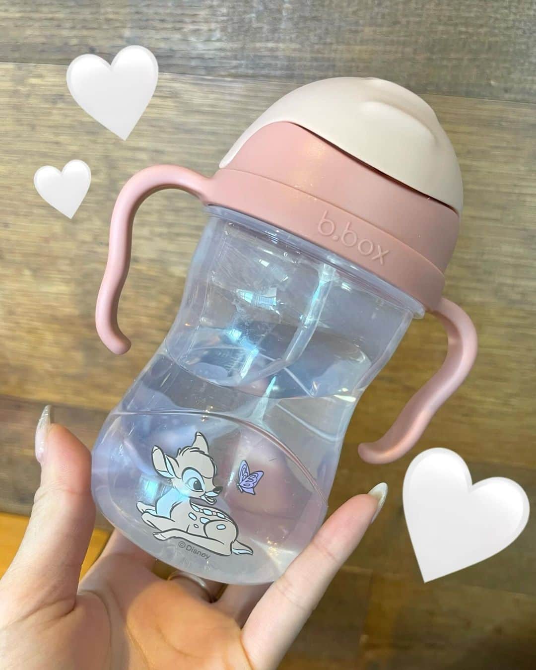 りえさんのインスタグラム写真 - (りえInstagram)「最近の次女さんの必需品👶🏻🩷 ビーボックスのストローマグ🦌✨  お家でもお外でも必要不可欠！ どんな角度でも、漏れないし 特殊なストローでどの角度でも中身がしっかり飲めるの👏🏼  次女は普通のストローだとまだ難しいのか吸うことができないんだけど、ビーボックスのストローなら飲めるのよね🤔  ディズニーデザインで可愛いし、次女も自分で持って飲めるから 欠かせないアイテムになった🌼  #女の子ベビー#ベビーグッズ#育児グッズ#離乳食グッズ  #ビーボックス #bbox #bboxfamily #PR #ビーボックスのシッピーカップ #ストローマグ」10月16日 20時00分 - ririri060800