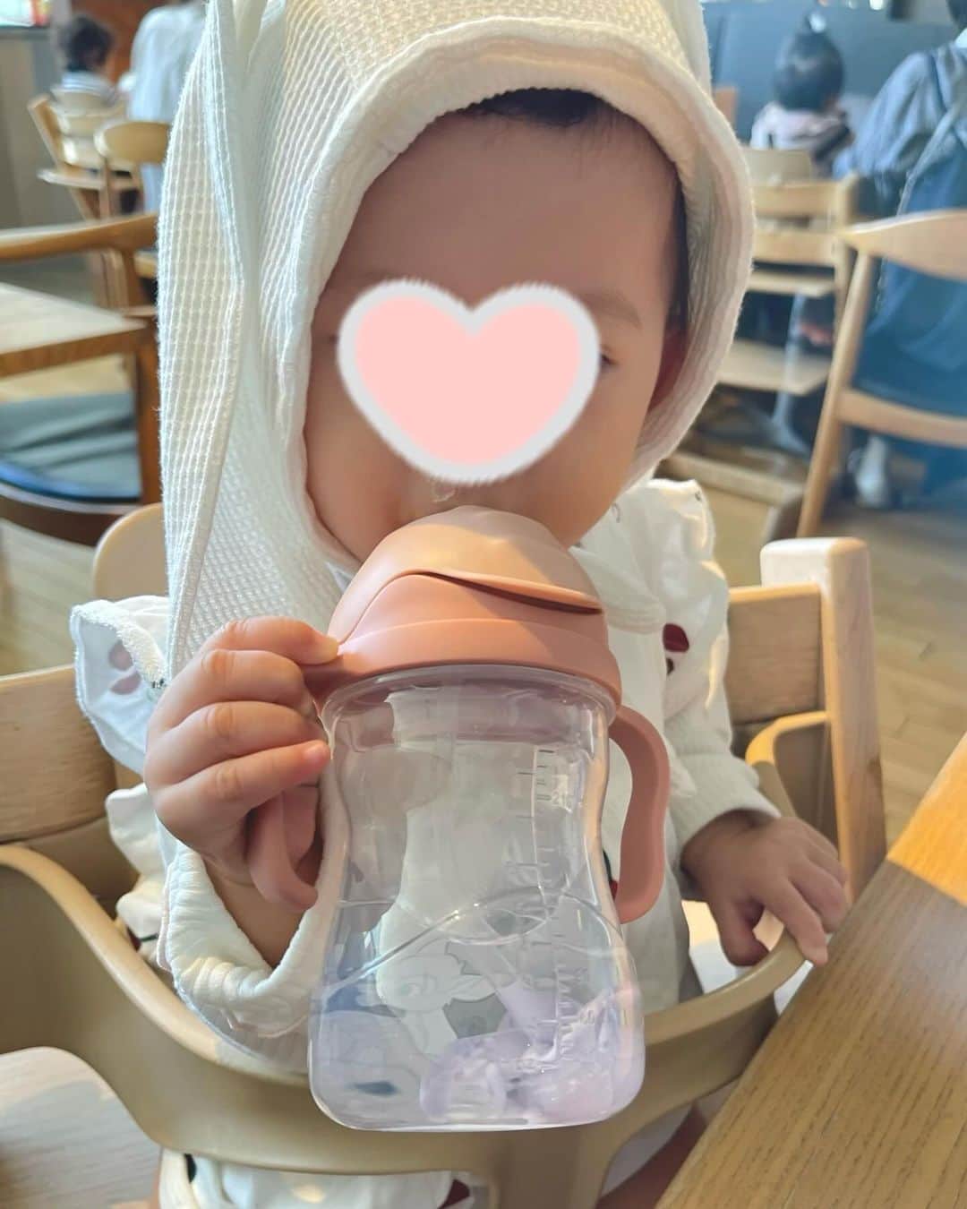 りえさんのインスタグラム写真 - (りえInstagram)「最近の次女さんの必需品👶🏻🩷 ビーボックスのストローマグ🦌✨  お家でもお外でも必要不可欠！ どんな角度でも、漏れないし 特殊なストローでどの角度でも中身がしっかり飲めるの👏🏼  次女は普通のストローだとまだ難しいのか吸うことができないんだけど、ビーボックスのストローなら飲めるのよね🤔  ディズニーデザインで可愛いし、次女も自分で持って飲めるから 欠かせないアイテムになった🌼  #女の子ベビー#ベビーグッズ#育児グッズ#離乳食グッズ  #ビーボックス #bbox #bboxfamily #PR #ビーボックスのシッピーカップ #ストローマグ」10月16日 20時00分 - ririri060800