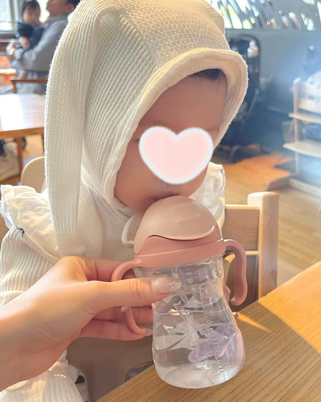 りえさんのインスタグラム写真 - (りえInstagram)「最近の次女さんの必需品👶🏻🩷 ビーボックスのストローマグ🦌✨  お家でもお外でも必要不可欠！ どんな角度でも、漏れないし 特殊なストローでどの角度でも中身がしっかり飲めるの👏🏼  次女は普通のストローだとまだ難しいのか吸うことができないんだけど、ビーボックスのストローなら飲めるのよね🤔  ディズニーデザインで可愛いし、次女も自分で持って飲めるから 欠かせないアイテムになった🌼  #女の子ベビー#ベビーグッズ#育児グッズ#離乳食グッズ  #ビーボックス #bbox #bboxfamily #PR #ビーボックスのシッピーカップ #ストローマグ」10月16日 20時00分 - ririri060800