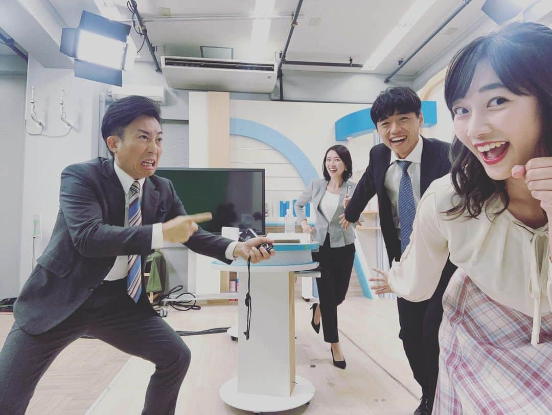 松本亜美さんのインスタグラム写真 - (松本亜美Instagram)「今日も新潟一番をご覧いただきありがとうございました😊 久々に3部ニュースキャスター陣と共に写真が撮れました📸  けんけんが駅伝に出場したということで、テーマはみんなでタスキをつなぐぞ！！です🏃‍♀️ 熱血 内田コーチがいますね👀  無事にゴールできたのか… このメンバーで走るとなると、アンカーは私じゃない方が良いと思いますね😂  走るのは得意ではありませんが、アナウンサーとしてこれからも走り続けてます！ 言葉のタスキを繋いでいけたらと思います🎽  #teny #テレビ新潟  #夕方ワイド新潟一番  #スタジオ #天気予報 #ニュース  #3部終わり #放送終了後 #オフショット #セルフィー #連写  #駅伝風 #タスキ #つなぎます  #熱血コーチ #厳しそうですね  #どっちかというと #長距離派  #アナウンサー #キャスター  #内田拓志キャスター  #斎藤久美子キャスター  #佐藤剣慎アナウンサー  #駅伝お疲れ様  #松本亜美」10月16日 20時00分 - ami_matsumoto_teny