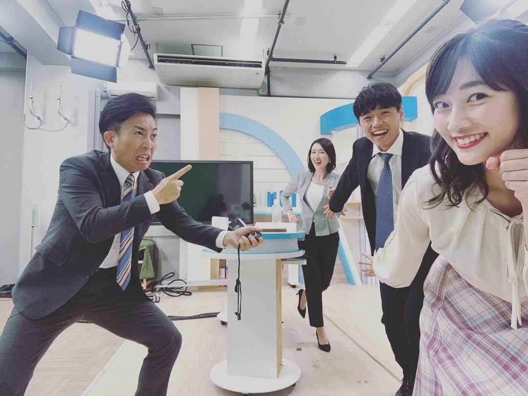 松本亜美さんのインスタグラム写真 - (松本亜美Instagram)「今日も新潟一番をご覧いただきありがとうございました😊 久々に3部ニュースキャスター陣と共に写真が撮れました📸  けんけんが駅伝に出場したということで、テーマはみんなでタスキをつなぐぞ！！です🏃‍♀️ 熱血 内田コーチがいますね👀  無事にゴールできたのか… このメンバーで走るとなると、アンカーは私じゃない方が良いと思いますね😂  走るのは得意ではありませんが、アナウンサーとしてこれからも走り続けてます！ 言葉のタスキを繋いでいけたらと思います🎽  #teny #テレビ新潟  #夕方ワイド新潟一番  #スタジオ #天気予報 #ニュース  #3部終わり #放送終了後 #オフショット #セルフィー #連写  #駅伝風 #タスキ #つなぎます  #熱血コーチ #厳しそうですね  #どっちかというと #長距離派  #アナウンサー #キャスター  #内田拓志キャスター  #斎藤久美子キャスター  #佐藤剣慎アナウンサー  #駅伝お疲れ様  #松本亜美」10月16日 20時00分 - ami_matsumoto_teny