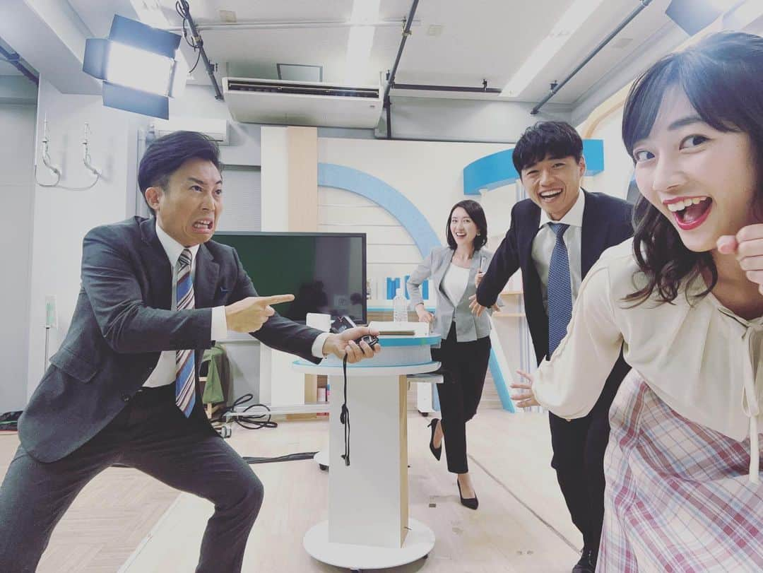 松本亜美さんのインスタグラム写真 - (松本亜美Instagram)「今日も新潟一番をご覧いただきありがとうございました😊 久々に3部ニュースキャスター陣と共に写真が撮れました📸  けんけんが駅伝に出場したということで、テーマはみんなでタスキをつなぐぞ！！です🏃‍♀️ 熱血 内田コーチがいますね👀  無事にゴールできたのか… このメンバーで走るとなると、アンカーは私じゃない方が良いと思いますね😂  走るのは得意ではありませんが、アナウンサーとしてこれからも走り続けてます！ 言葉のタスキを繋いでいけたらと思います🎽  #teny #テレビ新潟  #夕方ワイド新潟一番  #スタジオ #天気予報 #ニュース  #3部終わり #放送終了後 #オフショット #セルフィー #連写  #駅伝風 #タスキ #つなぎます  #熱血コーチ #厳しそうですね  #どっちかというと #長距離派  #アナウンサー #キャスター  #内田拓志キャスター  #斎藤久美子キャスター  #佐藤剣慎アナウンサー  #駅伝お疲れ様  #松本亜美」10月16日 20時00分 - ami_matsumoto_teny