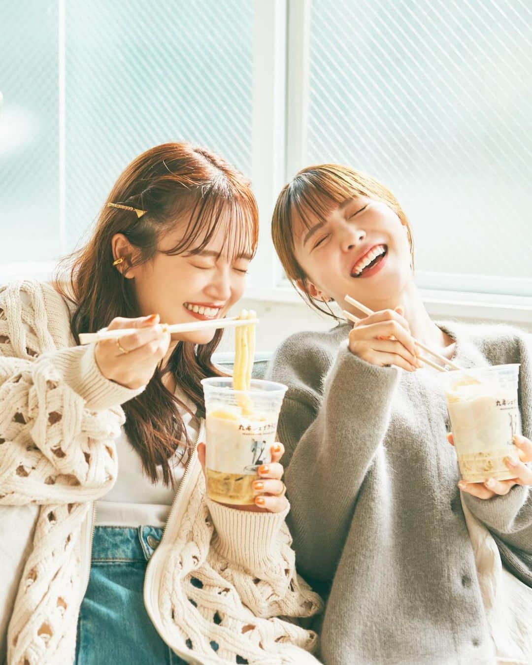 NittaSachikaさんのインスタグラム写真 - (NittaSachikaInstagram)「丸亀製麺「丸亀シェイクうどん」の撮影でした🐢  私の青春の味っ！ それがテイクアウトでも、ピクニックや女子会でも楽しめるなんて🫶🏽🫶🏽 安定の美味しさはもちろん、場所も時間も取らず、片付けも楽ちんねん☺️  こくうま玉子のカルボナーラうどん、食べてみ。 青じそ香るたらポテぶっかけうどんも、食べてみ。 秋の新作も、麺がもちもちでこれはリピートしてしまう🔁✨   @modelpress にて記事が公開されました！ かりんちゃんとシェイクして楽しい撮影やったし、みんなにも共感してほしいので是非観てみてくださいっ✨  またお腹すいてきた…笑  #丸亀製麺 #丸亀シェイクうどん #モデルプレス #modelpress #PR」10月16日 20時00分 - chacch1