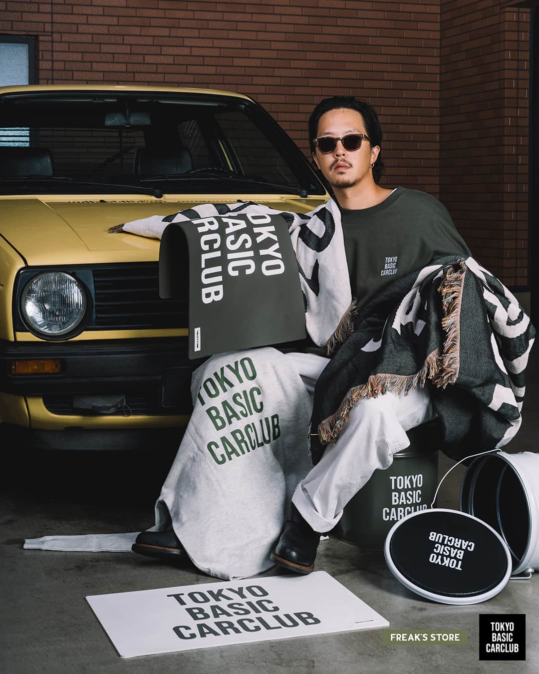 のインスタグラム：「-tokyo basic car club × FREAK'S STORE-  若者を中心に新たなカーライフ・カルチャーを発信する「tokyo basic car club」とFREAK'S STOREがコラボレーション。 シンプルなスウェットをはじめ、スローケットや椅子としても使用できるペール缶など、カーライフにもフォーカスをあてた、充実のラインナップに。  ◆販売開始日 2023年10月13日(金)より予約販売開始 ※商品によってお届け時期が異なります。詳しくはDaytona Park内の商品ページをご覧ください。  #freaksstore #フリークスストア #freaksstore23fw #freaksstoreofficial #freaksstore_men」