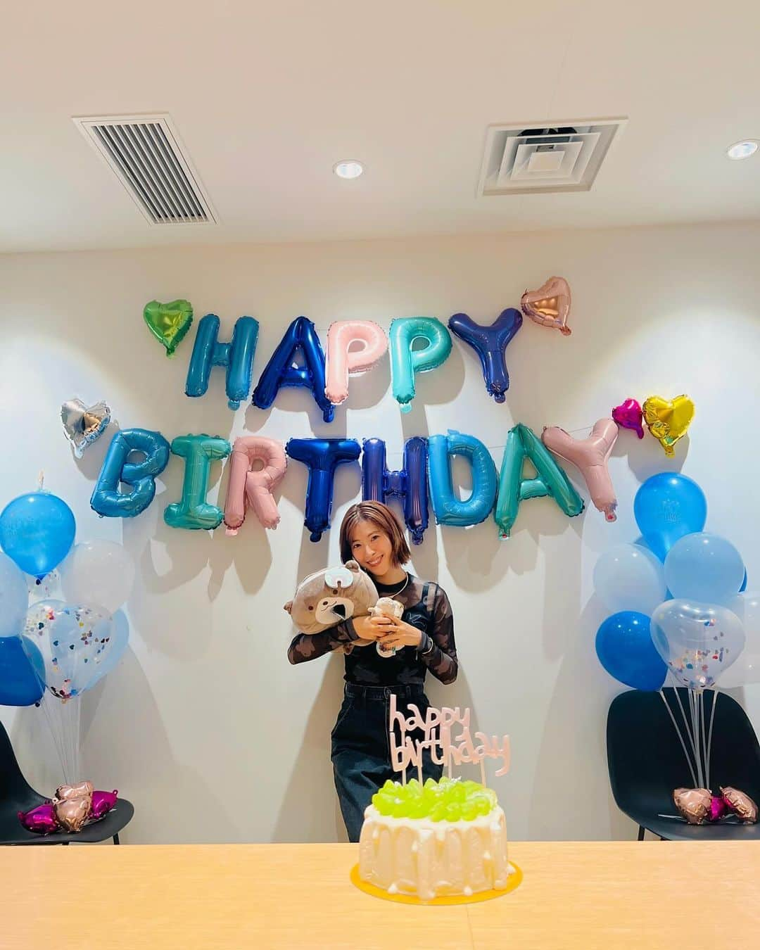 瀧本美織さんのインスタグラム写真 - (瀧本美織Instagram)「本日誕生日を迎えました🎂 マネージャーさん達が素敵なサプライズを🥹 お仕事終わりのご褒美にクレープ買って帰ってたら 事務所で可愛いケーキもでてきて🎂 甘いものを幸せいっぱいにいただいた日でした❣️ ハイエナの現場でもお祝いしていただきました🦦 いくつになっても嬉しいものですね🥹🥹  本当に皆さんありがとうございます❤️  いつも感謝と遊び心を胸に生きていたいです🎠  32年前、お父さんお母さんの元にこられてよかった〜！！ 私は私に生まれて幸せです🥰   #birthday  #感謝  #かわうそグッズ豊富  #そんな私はうさぎを着ている🐰」10月16日 20時01分 - mioritakimoto_official