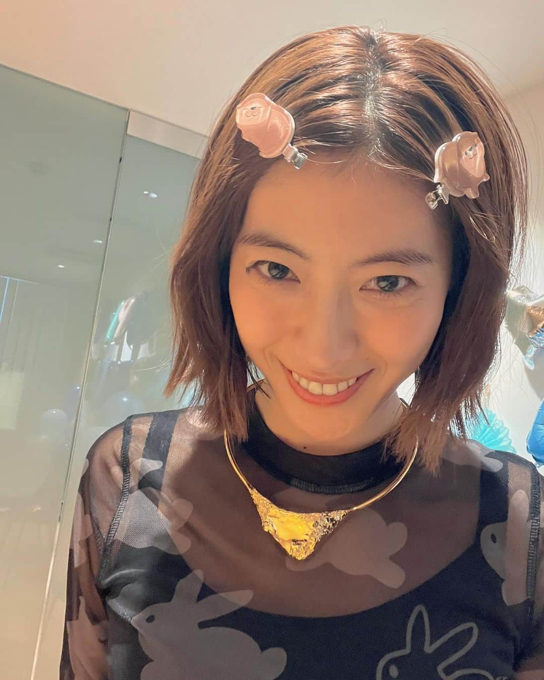 瀧本美織さんのインスタグラム写真 - (瀧本美織Instagram)「本日誕生日を迎えました🎂 マネージャーさん達が素敵なサプライズを🥹 お仕事終わりのご褒美にクレープ買って帰ってたら 事務所で可愛いケーキもでてきて🎂 甘いものを幸せいっぱいにいただいた日でした❣️ ハイエナの現場でもお祝いしていただきました🦦 いくつになっても嬉しいものですね🥹🥹  本当に皆さんありがとうございます❤️  いつも感謝と遊び心を胸に生きていたいです🎠  32年前、お父さんお母さんの元にこられてよかった〜！！ 私は私に生まれて幸せです🥰   #birthday  #感謝  #かわうそグッズ豊富  #そんな私はうさぎを着ている🐰」10月16日 20時01分 - mioritakimoto_official