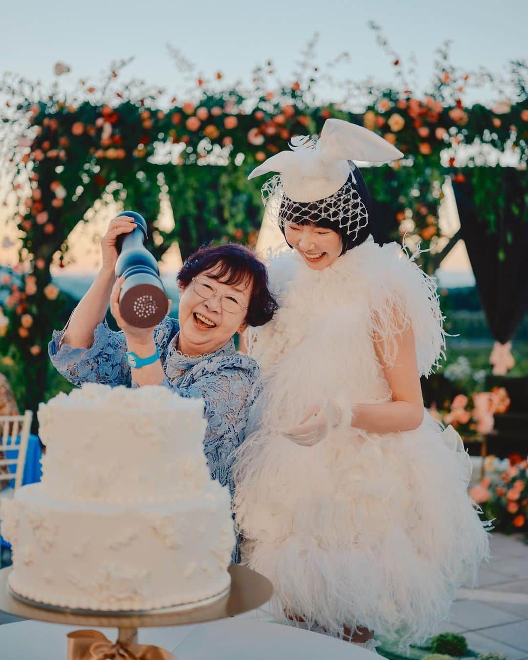 あさぎーにょのインスタグラム：「ちゃあちゃんが“幸せパウダー“を振りかける✨子供に戻った👦♡  ちゃわいい〜🐇🎀🩵 1番気に入ってる写真！  dress @mikitiaizawa  Photo direction @kumikotakaki34  camera @srg_ashino  #ウエディング#ウェディング#結婚式#ウェディングドレス#ウエディングドレス#ウエディングケーキ」