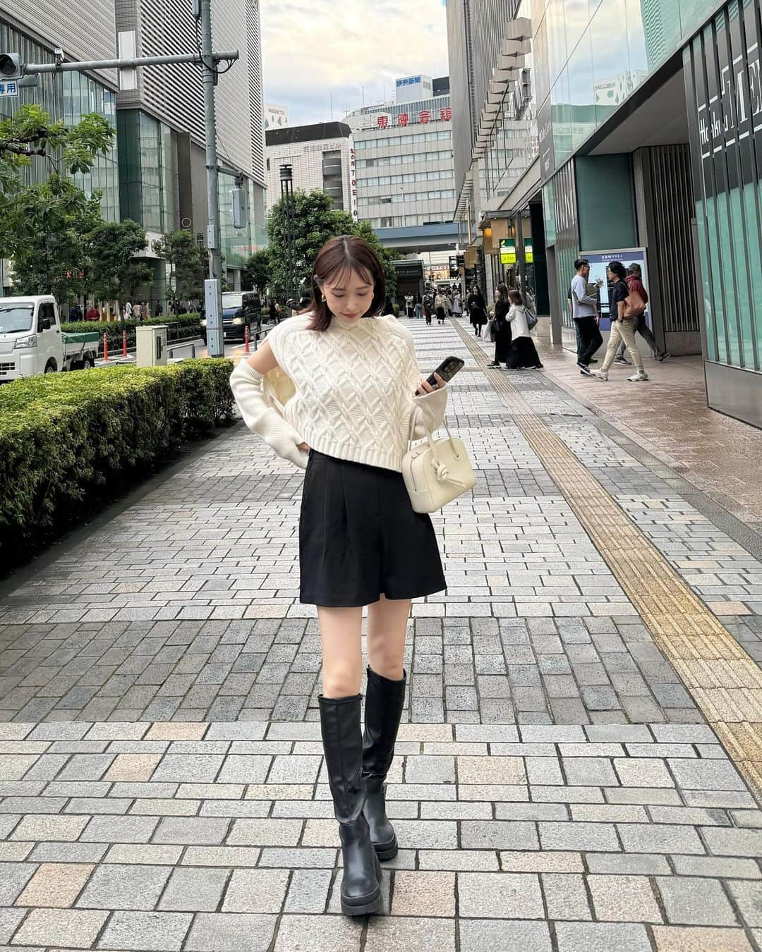 山内遥さんのインスタグラム写真 - (山内遥Instagram)「.  雨の日はロングブーツに限る。  ニットは @wrinn_ 🐑💭‎🤍 たまに訪れる甘い気分でやんす〜 .」10月16日 20時03分 - haruka__yamauchi