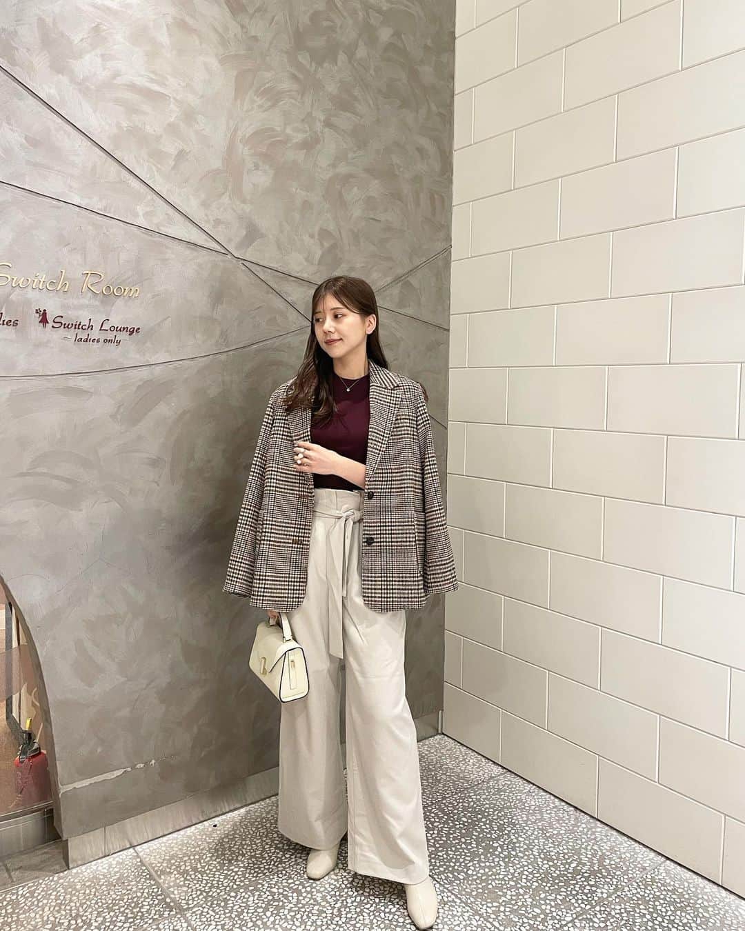 のインスタグラム：「🧥 とある取材へ！  秋カラーコーデ🍂 旅行にも持って行った万能ジャケット♡  #nwith #grl #valextra #秋コーデ  #ジャケット #グレイル #秋服」