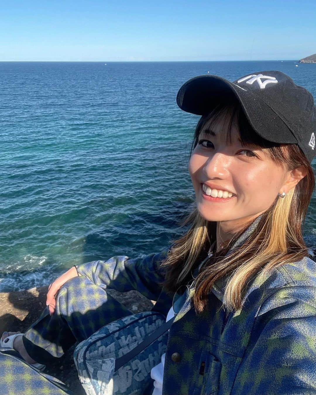 のインスタグラム：「🏝  Yeah!めっちゃ水平線🫶  毎日素晴らしい景色が観られてとても幸せです！  オーストラリアに来てからも 周りの人に恵まれて私は本当に運がいいなぁと つくづく思います。  色々な方にお世話になっていて お陰様でとても楽しく過ごしています😭😭  英語話せなさすぎて悔しい思いをたくさんしているから 早く上達できるように努力します🔥🔥  photo by マリ  #樺澤まどか  #オーストラリア#ワーホリ#ギリホリ#ワーキングホリデー#マンリー#海#シドニー」