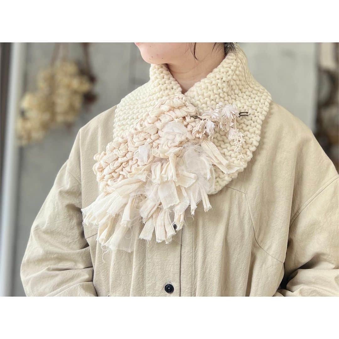 エムスールのインスタグラム：「\ new / ニットマフラー ⁡ ⁡ 手編みのニットシリーズ ⁡ ⁡ ＝＝＝＝＝＝＝＝＝ ⁡ new item ⁡ お花とシアーミックスの手編みマフラー ⁡ color：white / gray ⁡ ＝＝＝＝＝＝＝＝＝ ⁡ ⁡ 細かく手編みしたニットのマフラーに ⁡ 透け感のある素材や チュールの生地などを裂いて編み込んだ ⁡ オリジナルのマフラー ⁡ ⁡ 全てオリジナルでお作りした ニットアイテムです。 ⁡ ⁡ さりげなく添えた お花とレースのショールピンで ⁡ マフラーの付け方も自由にお楽しみください。 ⁡ ⁡ @m_soeur ストーリーにて 着用写真を随時更新！ ⁡ そちらもぜひチェックしてくださいね♩ ⁡ ⁡ 販売店 - - - - - - - - - 京都アトリエ 青山店 公式ONLINE STORE ZOZOTOWN ⁡ ⁡ ⁡ #m_soeur #msoeur #エムスール ⁡ #新作 #秋冬 #秋冬雑貨 #ニット #ニット帽 #ニットマフラー #ヘアアクセサリー #ニットシリーズ #2023aw #aw」