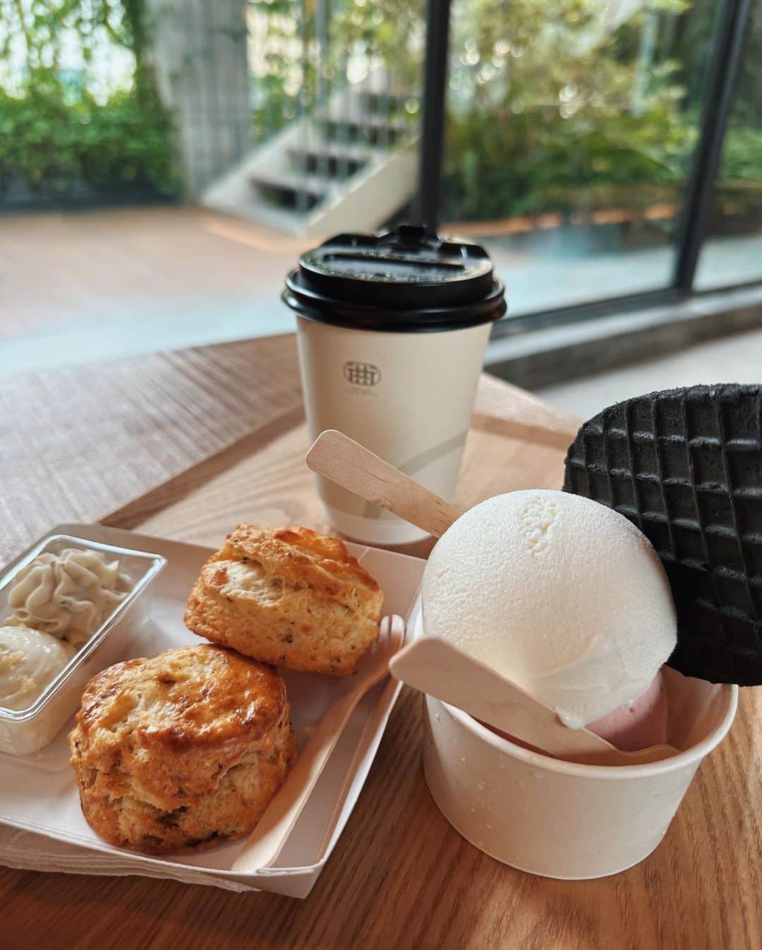 蔡瑞雪（Ruixue Tsai）さんのインスタグラム写真 - (蔡瑞雪（Ruixue Tsai）Instagram)「拍戲休假日去台南咖啡廳探店了٩(˃̶͈̀௰˂̶͈́)و 很放鬆的一天🐻‍❄️☕️」10月16日 20時05分 - snowbabyq