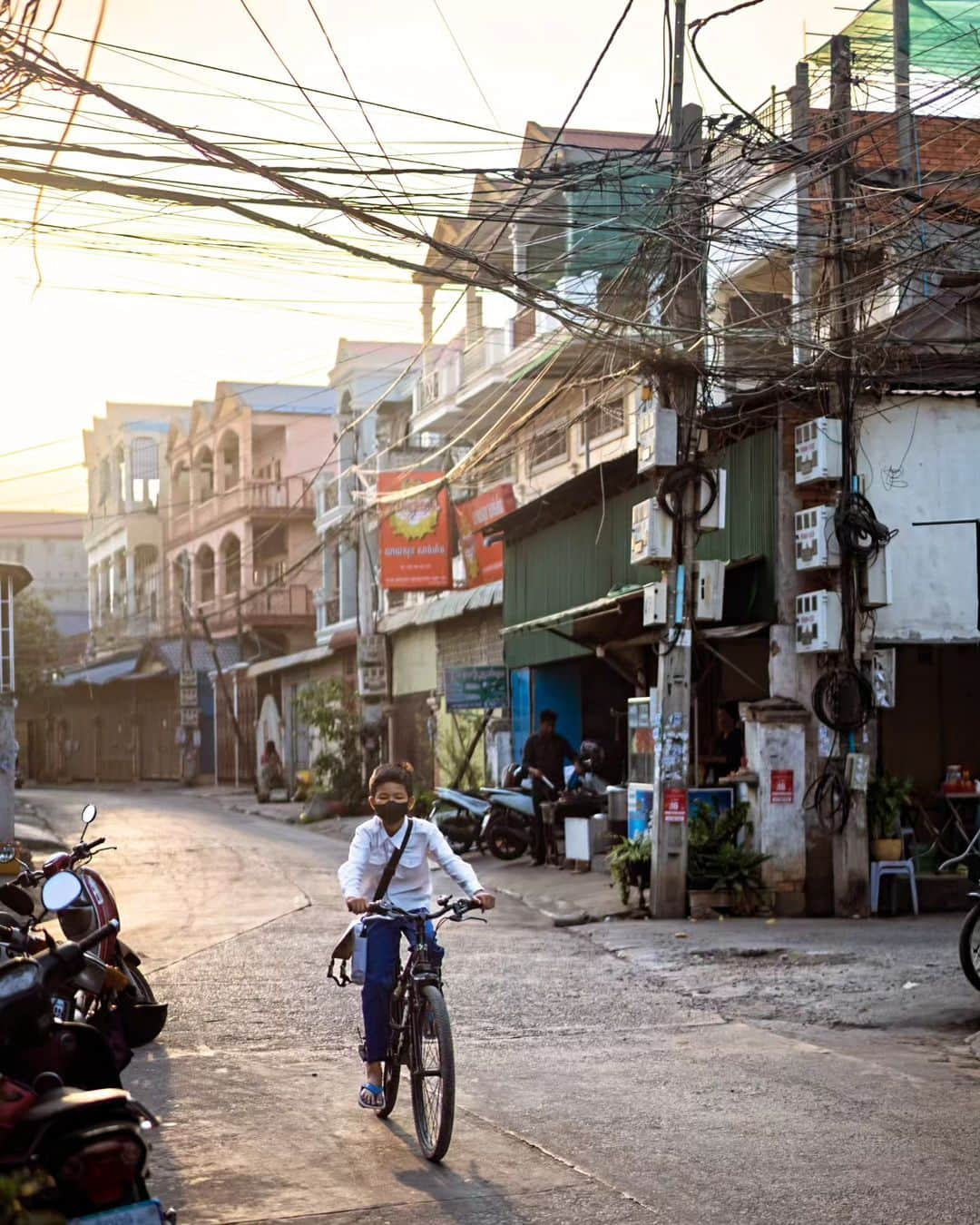 VuTheara Khamさんのインスタグラム写真 - (VuTheara KhamInstagram)「Sur le chemin de l'école, Stung Mencheay, Phnom Penh, mars 2023 🚸 💙 🇰🇭 . 📅 J-3: exposition-vente du 19-21 octobre 2023 'De la misère à un métier' à Paris Montmartre, 2 rue du Mont Cenis. Reportage réalisé au Cambodge pour l'ONG 'Pour Un Sourire d'Enfant' association qui aide plus de 12 000 enfants les plus pauvres du Cambodge. . #child #cambodia #love #hope #future #ngo #education #exhibition #documentary #documentaryphotography #together」10月16日 20時05分 - vutheara