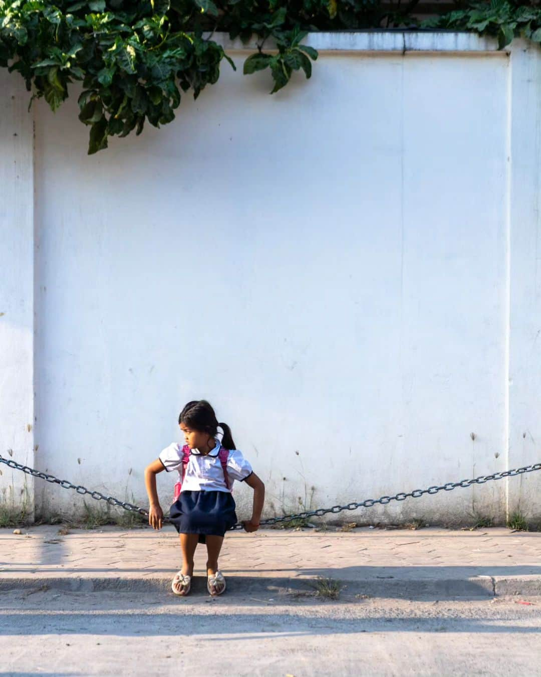 VuTheara Khamさんのインスタグラム写真 - (VuTheara KhamInstagram)「Sur le chemin de l'école, Stung Mencheay, Phnom Penh, mars 2023 🚸 💙 🇰🇭 . 📅 J-3: exposition-vente du 19-21 octobre 2023 'De la misère à un métier' à Paris Montmartre, 2 rue du Mont Cenis. Reportage réalisé au Cambodge pour l'ONG 'Pour Un Sourire d'Enfant' association qui aide plus de 12 000 enfants les plus pauvres du Cambodge. . #child #cambodia #love #hope #future #ngo #education #exhibition #documentary #documentaryphotography #together」10月16日 20時05分 - vutheara