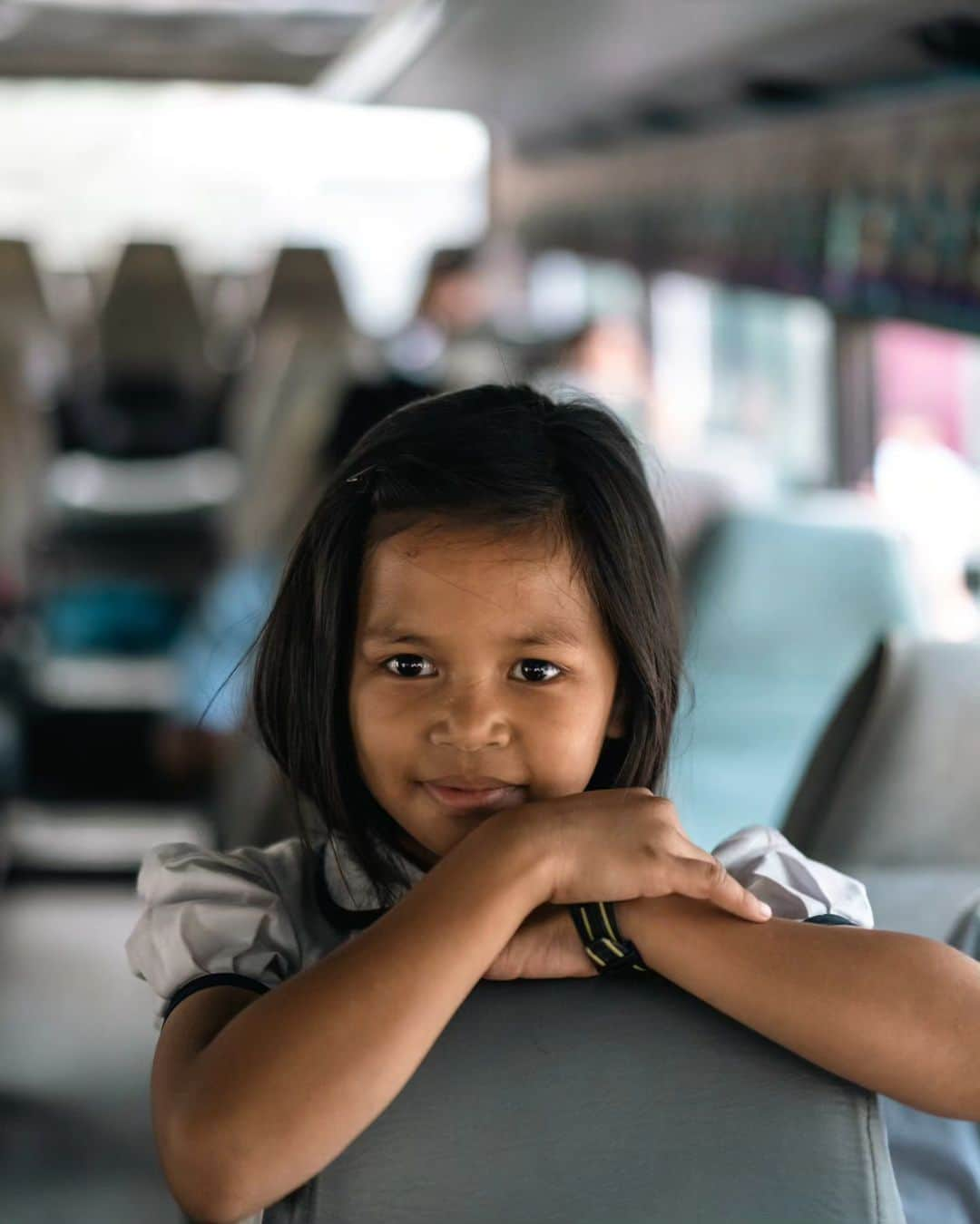 VuTheara Khamさんのインスタグラム写真 - (VuTheara KhamInstagram)「Sur le chemin de l'école, Stung Mencheay, Phnom Penh, mars 2023 🚸 💙 🇰🇭 . 📅 J-3: exposition-vente du 19-21 octobre 2023 'De la misère à un métier' à Paris Montmartre, 2 rue du Mont Cenis. Reportage réalisé au Cambodge pour l'ONG 'Pour Un Sourire d'Enfant' association qui aide plus de 12 000 enfants les plus pauvres du Cambodge. . #child #cambodia #love #hope #future #ngo #education #exhibition #documentary #documentaryphotography #together」10月16日 20時05分 - vutheara