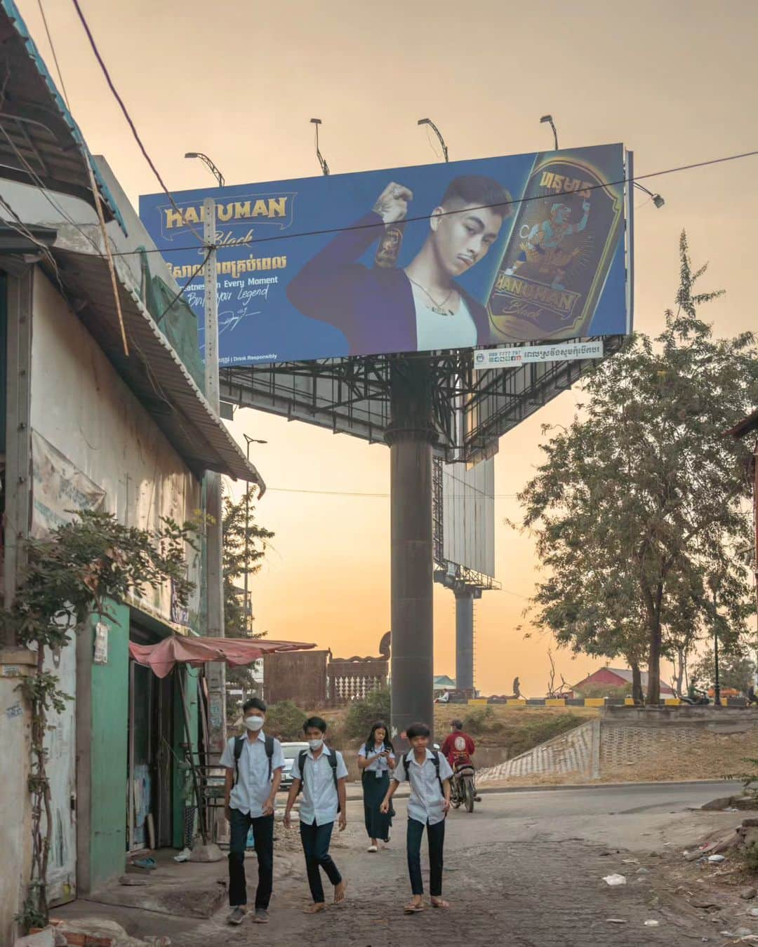 VuTheara Khamさんのインスタグラム写真 - (VuTheara KhamInstagram)「Sur le chemin de l'école, Stung Mencheay, Phnom Penh, mars 2023 🚸 💙 🇰🇭 . 📅 J-3: exposition-vente du 19-21 octobre 2023 'De la misère à un métier' à Paris Montmartre, 2 rue du Mont Cenis. Reportage réalisé au Cambodge pour l'ONG 'Pour Un Sourire d'Enfant' association qui aide plus de 12 000 enfants les plus pauvres du Cambodge. . #child #cambodia #love #hope #future #ngo #education #exhibition #documentary #documentaryphotography #together」10月16日 20時05分 - vutheara