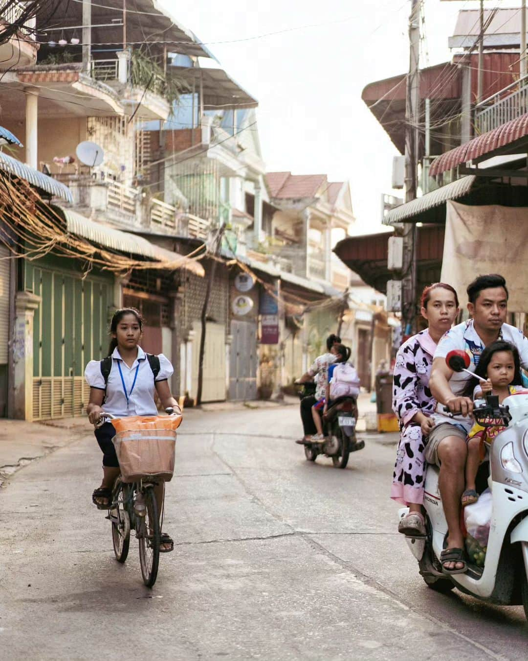 VuTheara Khamさんのインスタグラム写真 - (VuTheara KhamInstagram)「Sur le chemin de l'école, Stung Mencheay, Phnom Penh, mars 2023 🚸 💙 🇰🇭 . 📅 J-3: exposition-vente du 19-21 octobre 2023 'De la misère à un métier' à Paris Montmartre, 2 rue du Mont Cenis. Reportage réalisé au Cambodge pour l'ONG 'Pour Un Sourire d'Enfant' association qui aide plus de 12 000 enfants les plus pauvres du Cambodge. . #child #cambodia #love #hope #future #ngo #education #exhibition #documentary #documentaryphotography #together」10月16日 20時05分 - vutheara