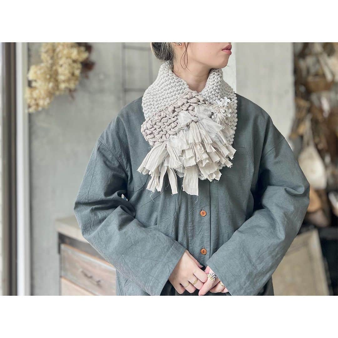 エムスールのインスタグラム：「\ new / ニットマフラー ⁡ ⁡ 手編みのニットシリーズ ⁡ ⁡ ＝＝＝＝＝＝＝＝＝ ⁡ new item ⁡ お花とシアーミックスの手編みマフラー ⁡ color：white / gray ⁡ ＝＝＝＝＝＝＝＝＝ ⁡ ⁡ 細かく手編みしたニットのマフラーに ⁡ 透け感のある素材や チュールの生地などを裂いて編み込んだ ⁡ オリジナルのマフラー ⁡ ⁡ 全てオリジナルでお作りした ニットアイテムです。 ⁡ ⁡ さりげなく添えた お花とレースのショールピンで ⁡ マフラーの付け方も自由にお楽しみください。 ⁡ ⁡ @m_soeur ストーリーにて 着用写真を随時更新！ ⁡ そちらもぜひチェックしてくださいね♩ ⁡ ⁡ 販売店 - - - - - - - - - 京都アトリエ 青山店 公式ONLINE STORE ZOZOTOWN ⁡ ⁡ ⁡ #m_soeur #msoeur #エムスール ⁡ #新作 #秋冬 #秋冬雑貨 #ニット #ニット帽 #ニットマフラー #ヘアアクセサリー #ニットシリーズ #2023aw #aw」