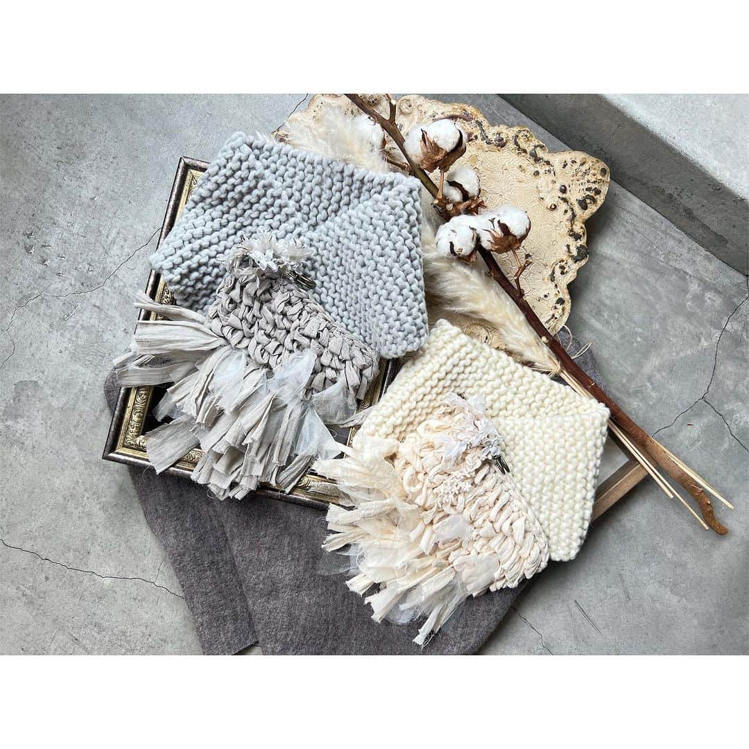 エムスールのインスタグラム：「\ new / ニットマフラー ⁡ ⁡ 手編みのニットシリーズ ⁡ ⁡ ＝＝＝＝＝＝＝＝＝ ⁡ new item ⁡ お花とシアーミックスの手編みマフラー ⁡ color：white / gray ⁡ ＝＝＝＝＝＝＝＝＝ ⁡ ⁡ 細かく手編みしたニットのマフラーに ⁡ 透け感のある素材や チュールの生地などを裂いて編み込んだ ⁡ オリジナルのマフラー ⁡ ⁡ 全てオリジナルでお作りした ニットアイテムです。 ⁡ ⁡ さりげなく添えた お花とレースのショールピンで ⁡ マフラーの付け方も自由にお楽しみください。 ⁡ ⁡ @m_soeur ストーリーにて 着用写真を随時更新！ ⁡ そちらもぜひチェックしてくださいね♩ ⁡ ⁡ 販売店 - - - - - - - - - 京都アトリエ 青山店 公式ONLINE STORE ZOZOTOWN ⁡ ⁡ ⁡ #m_soeur #msoeur #エムスール ⁡ #新作 #秋冬 #秋冬雑貨 #ニット #ニット帽 #ニットマフラー #ヘアアクセサリー #ニットシリーズ #2023aw #aw」