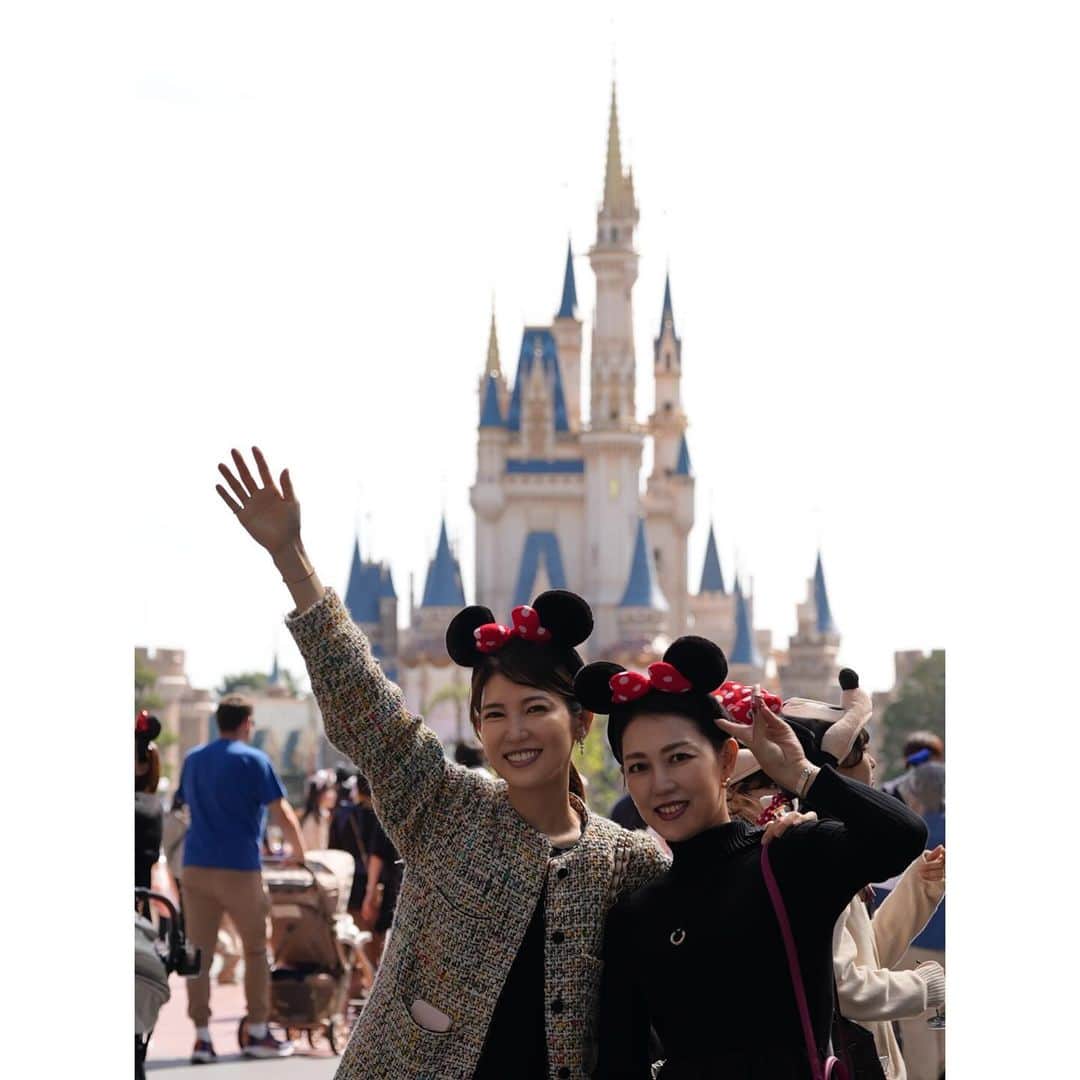 のインスタグラム：「週末は沖縄から遊びにきた姉家族と我が家の総勢9名で夢の国へ♡ 子供達はもちろんですが私も姉と一緒に童心に戻りはしゃいでしまいました✨✨」