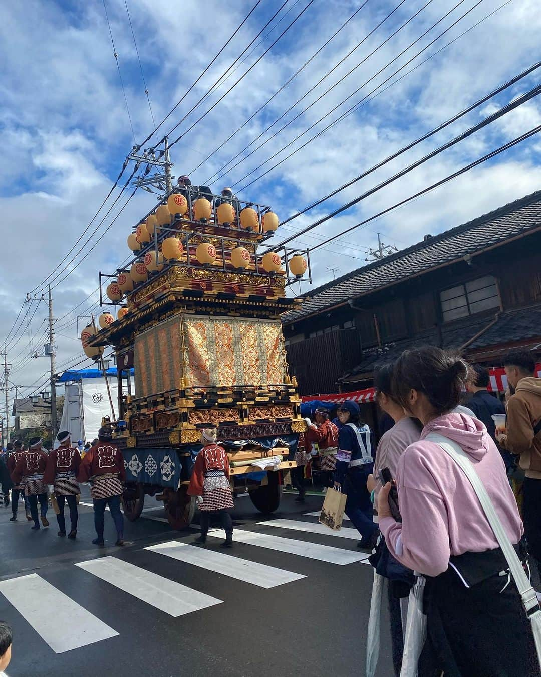 上久保慶子のインスタグラム：「昨日は川越祭りでした‼️ 私だけ1日のみでしたが、 去年に引き続き今年も、 一ノ瀬監督やまめちゃんと一緒に 参加出来て良かったです♡ 午前中は生憎の雨でしたが、 午後川越着いた途端止んでくれて🥰🙌 今年は、生ビール🍺を売ってました〜🙌🎵 気温も低かったので、売行きが心配でしたが、 見事目的の数、完売🙌👏👏 やったー🙌🙌🙌 しかも、サプライズで、 久々の役者友達も会いに来てくれて♡ 🍺購入までもしてくれて✨ 本当に感謝🙏❤️ありがと🥰  川越の皆さんは熱い❣️ お祭り最高‼️ パワー沢山いただきました🥰 次回も楽しみ😊  #川越祭り #川越リライト #一ノ瀬晶 監督 #えんどうまめこ #上久保慶子 #下妻ビール #カフェプラグ #モツ煮 #豚汁 #サプライズ #感謝 #ありがとう #totlot」